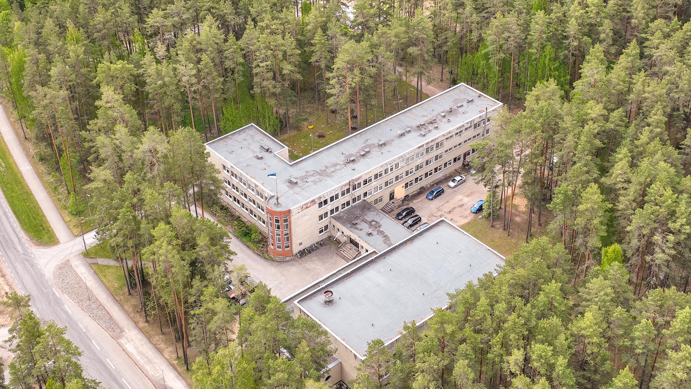 Värska gümnaasium ootab pikisilmi remonditöid, soov on alustada järgmise aasta varakevadel. Foto: AIGAR NAGEL