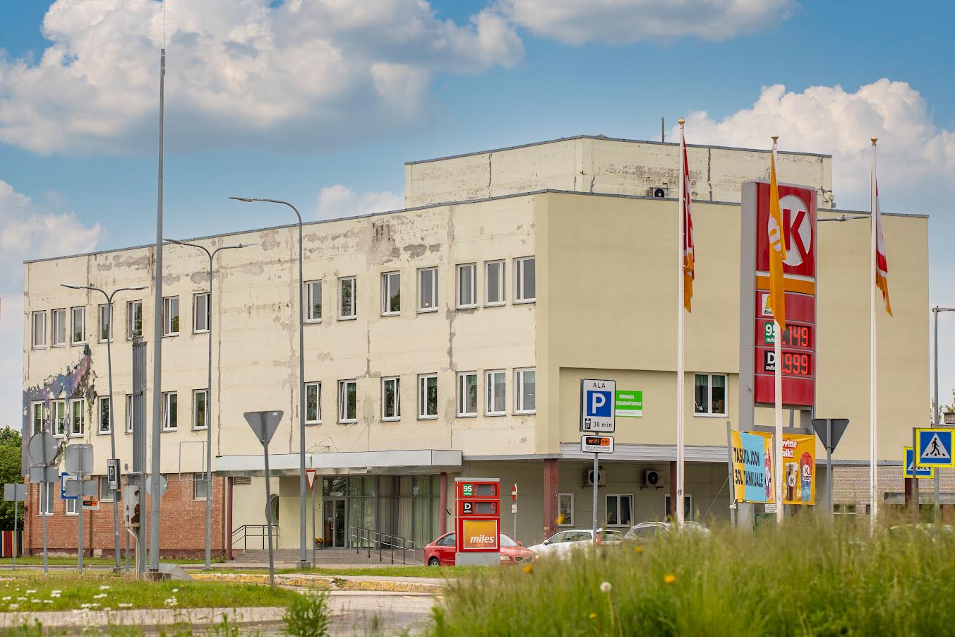 Võrumaa keskraamatukogu plaanis eelmisel esmaspäeval asuda kolima ajutisele pinnale, seoses ehitushanke viibimisega jätkatakse endisel aadressil Jüri tänav 54. Foto: AIGAR NAGEL