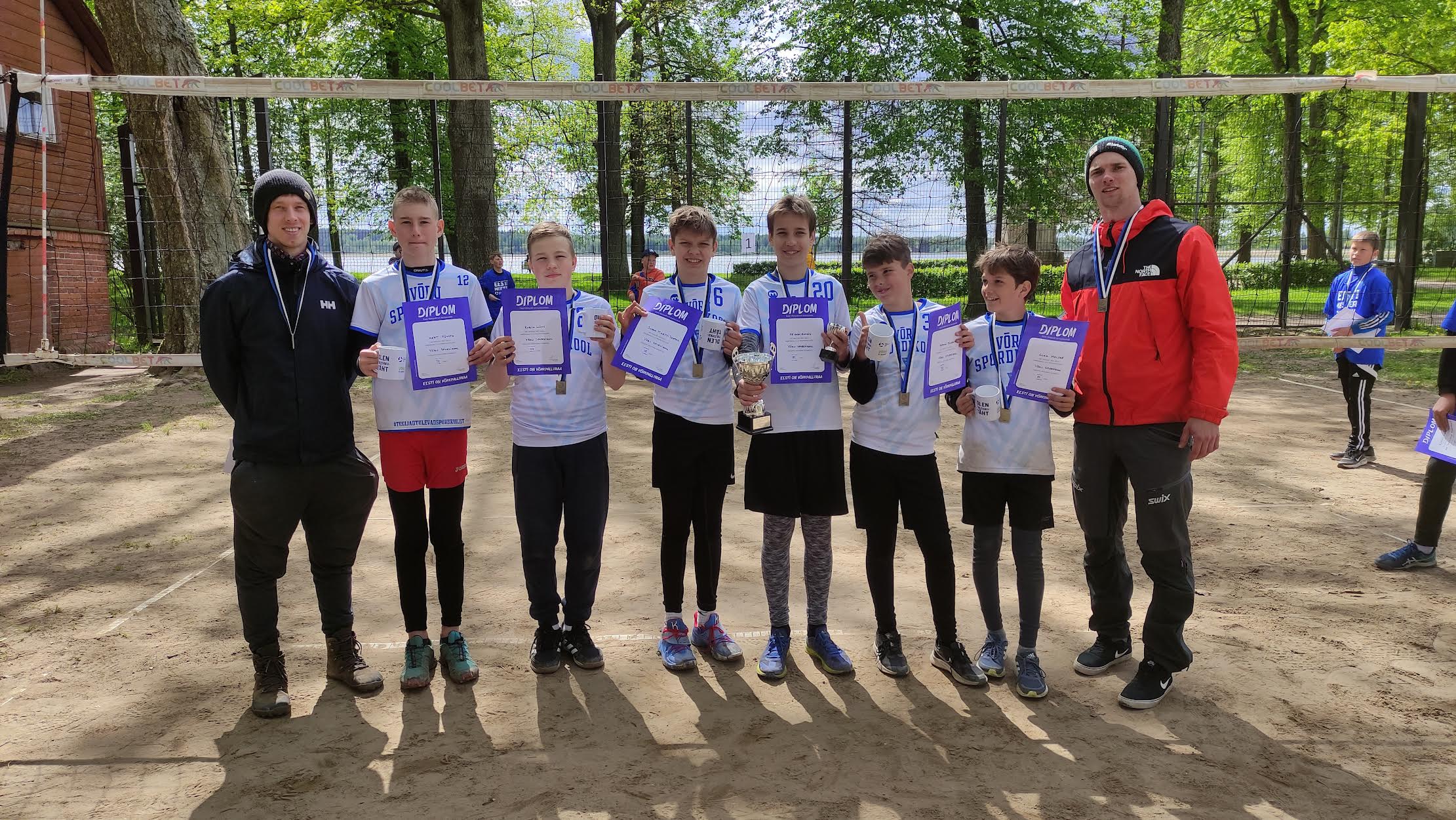 Võru spordikooli võrkpallitreenerid Timo Kuus (paremal) ja Sten Maask koos pronksile tulnud Võru spordikooli 1. poiste võistkonnaga. Foto: ERAKOGU