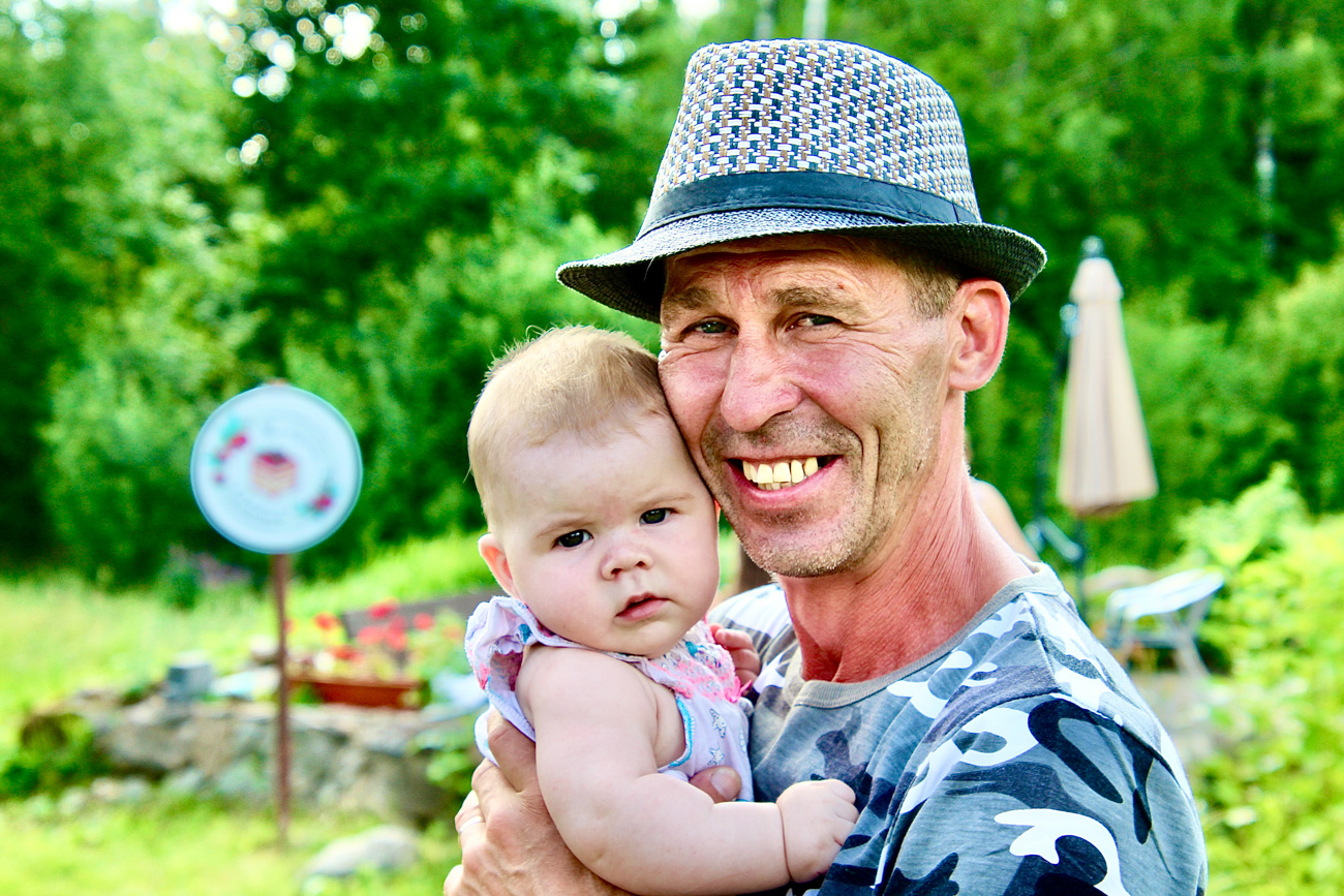 Viiekuune Roosi-Rosanna ja isa Erkin Jürisson. Ema Marina Jürissonil ei olnud mahti pildile tulla, sest Roosiaia kohvikukülalised vajasid teenindamist. Fotod: KALEV ANNOM