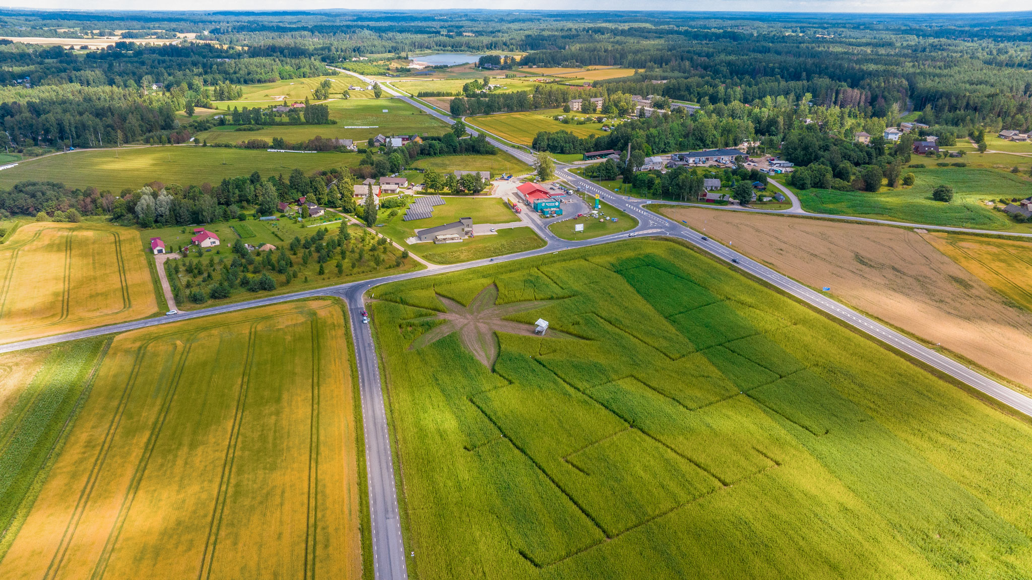 Võru ja Tartu vahel liiklejatel on kuni septembri lõpuni põhjust Kanepi vallas Savernas peatus teha, jalgu sirutada ja oma teadmisi täiendada.  Droonifoto: Aigar Nagel