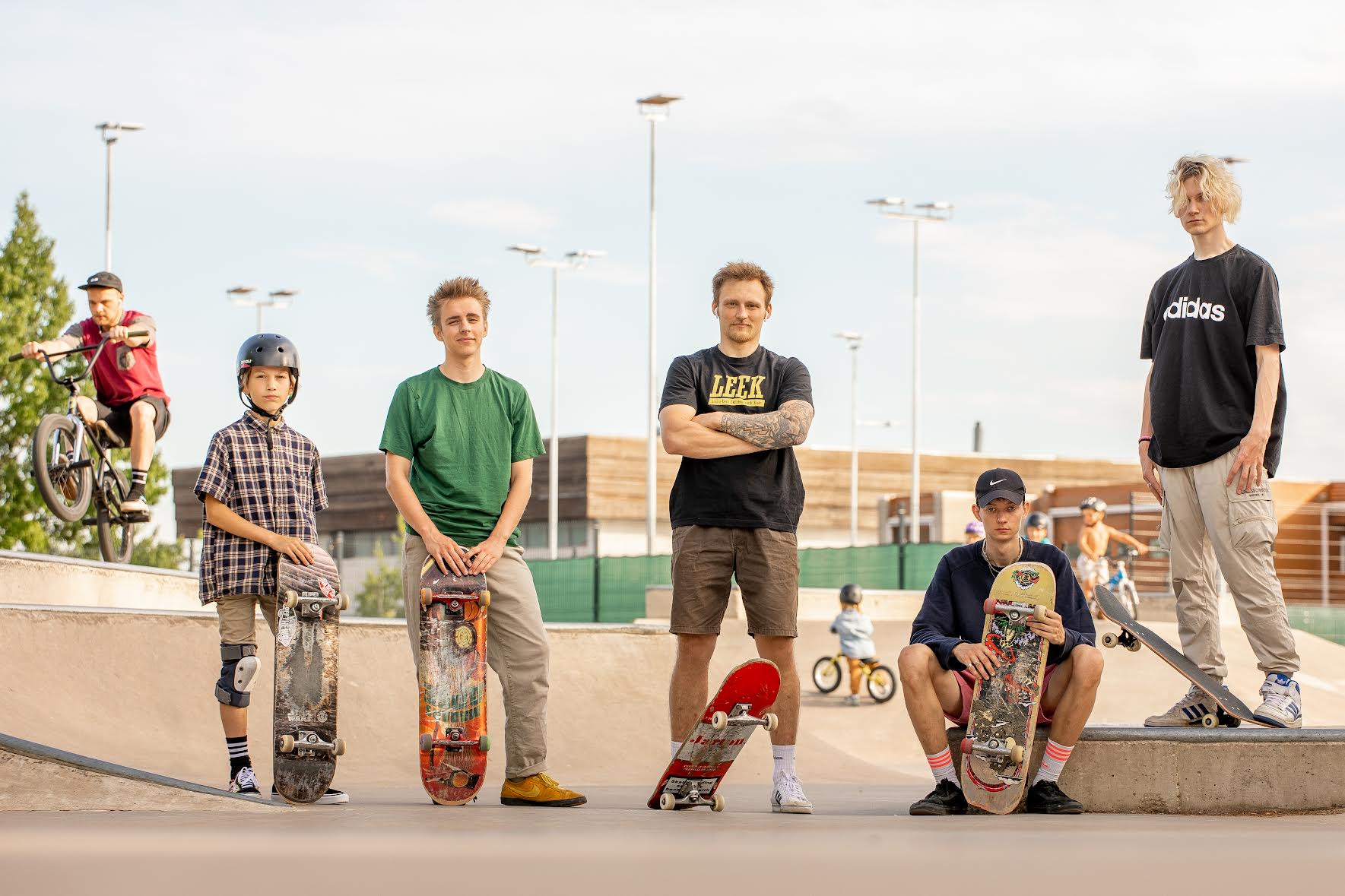 Suvel on võimalus väliskatepargis Verner Tederilt näpunäiteid saada. Treeneriks ta end ei nimeta, sest selles valdkonnas ei ole võimalik Eestis ametlikku kvalifikatsiooni omandada. Fotol Otto Seim (vasakult), Joosep Rauba, Verner Teder, Stefan Samm, Kõu-Himot Torm. Foto: AIGAR NAGEL