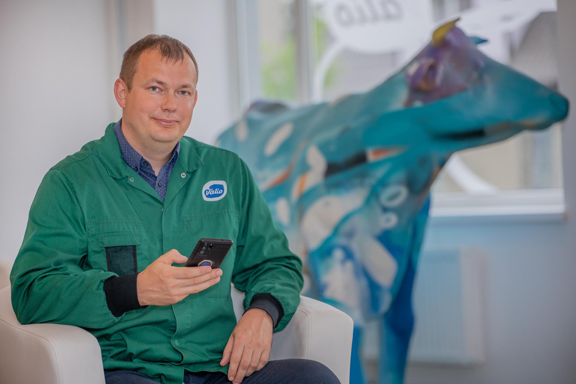 Valio juustutehase direktor Tamar Oja on rahul, et saab suvise palavuse ajal nobedatele töökätele mõnusat jahutust pakkuda. Foto: AIGAR NAGEL