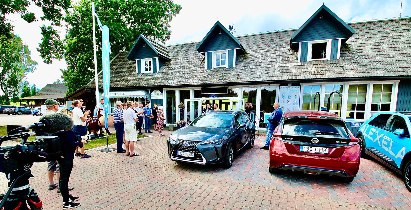 26. augusti pärastlõunal oli Vastse-Roosa külas Metsavenna talu poe ees palju rahvast ja mitmed uhked elektriautod.   Foto: KALEV ANNOM