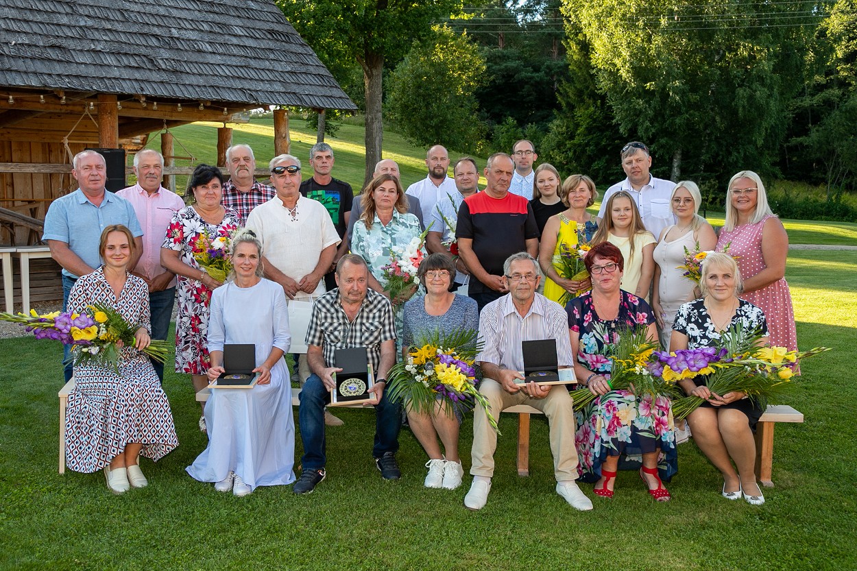 Tänavused Võru valla kodukaunistajad, Võru vallavolikogu esimees Georg Ruuda, Võru vallavolikogu maaelukomisjoni esimees Vaido Ermel ja maalelukomisjoni liikmed. Foto: Maidu Jaason