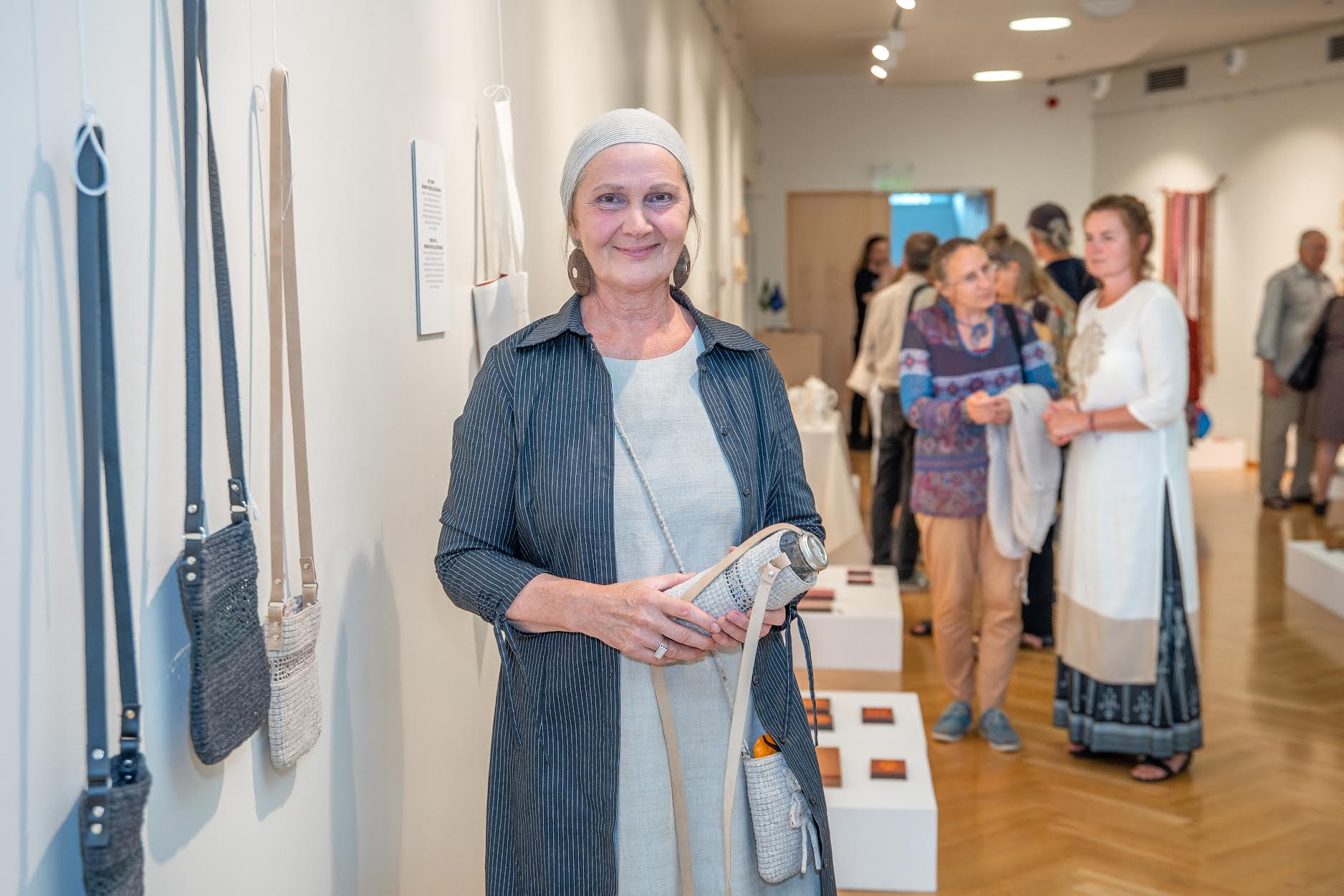 Näituse kuraator Helve Alla on oma loomingust välja pannud vildijäätmetest punutud ja pitsiga kaunistatud kotid, aga ka linast tehtud pihtkuue ja köögikardina, millest on saanud suvekleit. Fotod: AIGAR NAGEL