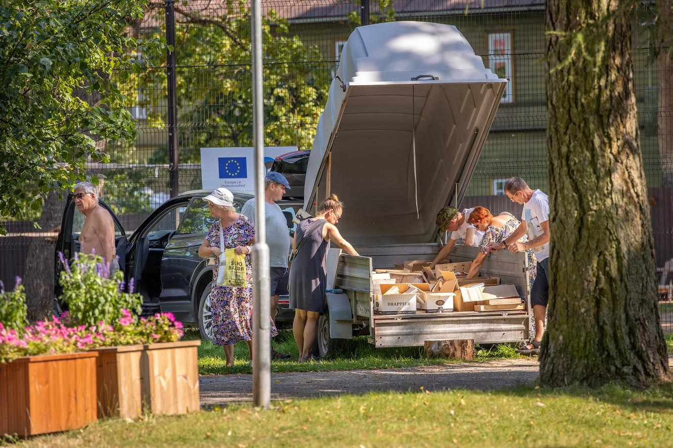 RAAMATUD RATASTEL › Kirjandustänavale oli end parkinud ka Ivari Padar, kes pakkus lahkelt oma seismajäänud raamatuid. „Raamatud ei tohi seista,” kommenteeris ta ise. Seisvast raamatust pole kellelgi kasu, ent igale raamatule leidub kusagil ka lugeja. Katariina alleel võis raamatuid soetada nii tasu eest kui tasuta, Kreutzwaldi kuju juures aga ka laenutada või koha peal lugeda. FOTO: Aigar Nagel