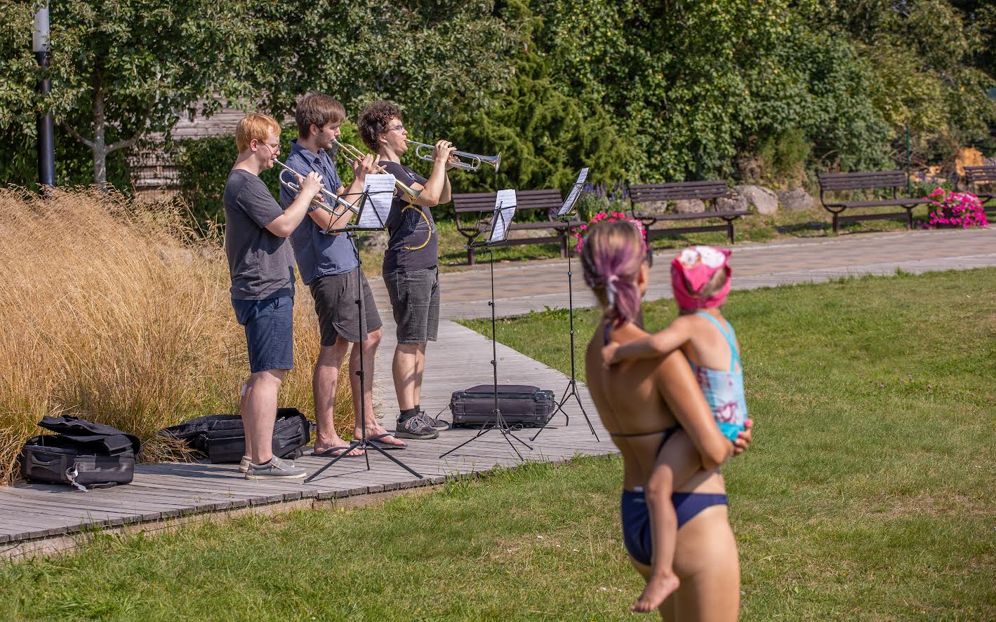 Oma hääle lisasid linnapäevadele ka vaskpillimängijad, kelle jaoks see oli ka nädalapikkuse laagri kokkuvõte. Puhkpillihelisid sai kuulda mitmel pool linnaruumis. FOTO: Aigar Nagel