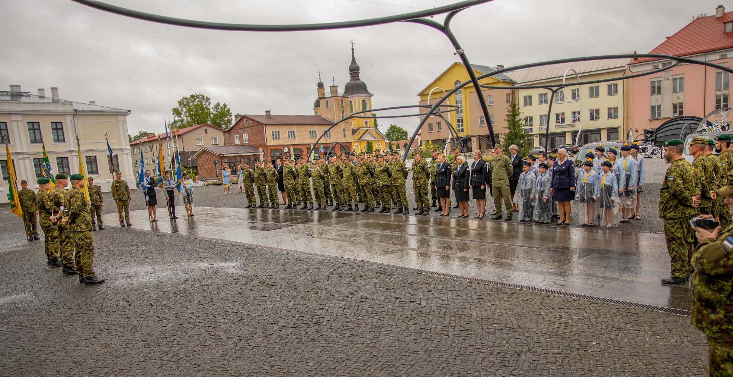 Esmaspäeva õhtul pühitseti vihmasaju saatel linna keskväljakul ametisse Kaitseliidu Võrumaa maleva uus pealik Vaido Siska. Foto: AIGAR NAGEL