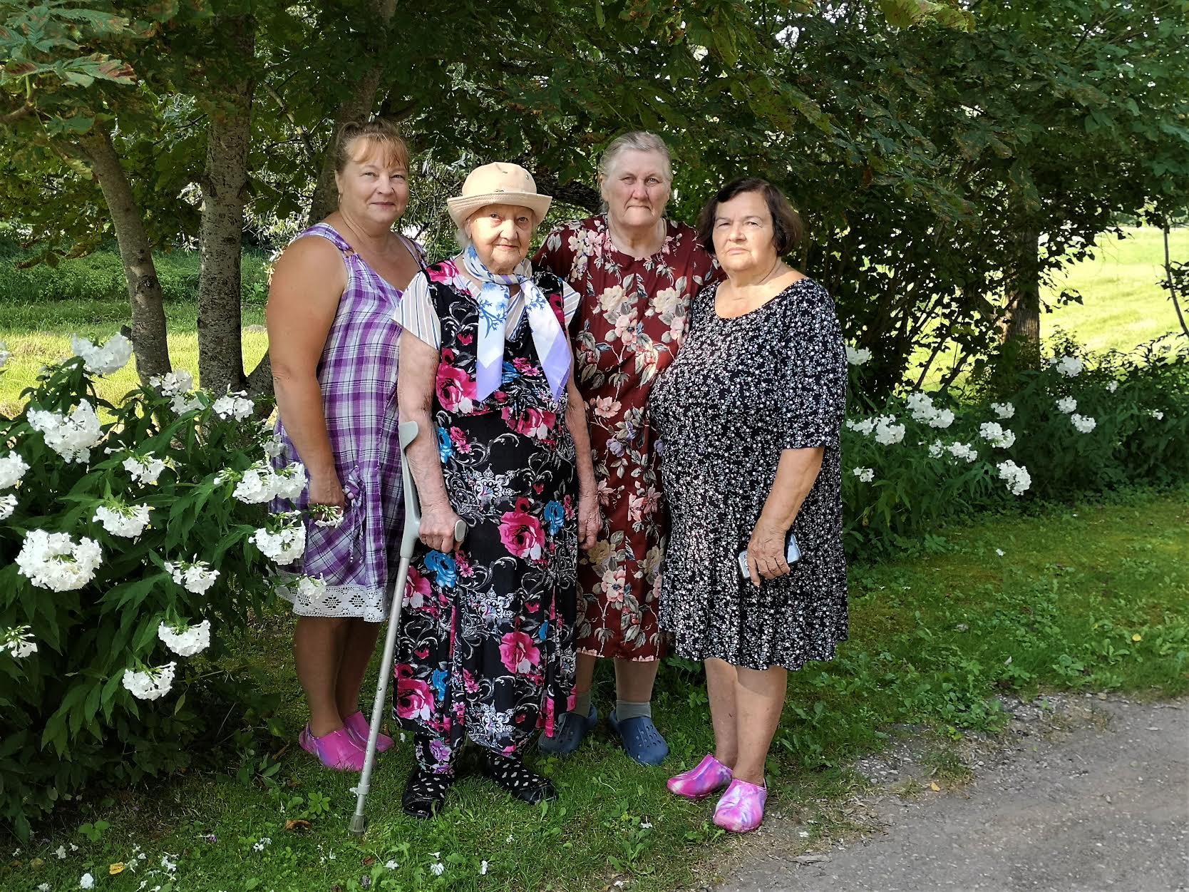 Malle Mee, Evi Laanaru, Ene Adamson, Helju Hallap. Selja taga kastanipuu, mille Evi Laanaru 30 aasta tagasi istutas. Fotod: LIANA ALLAS