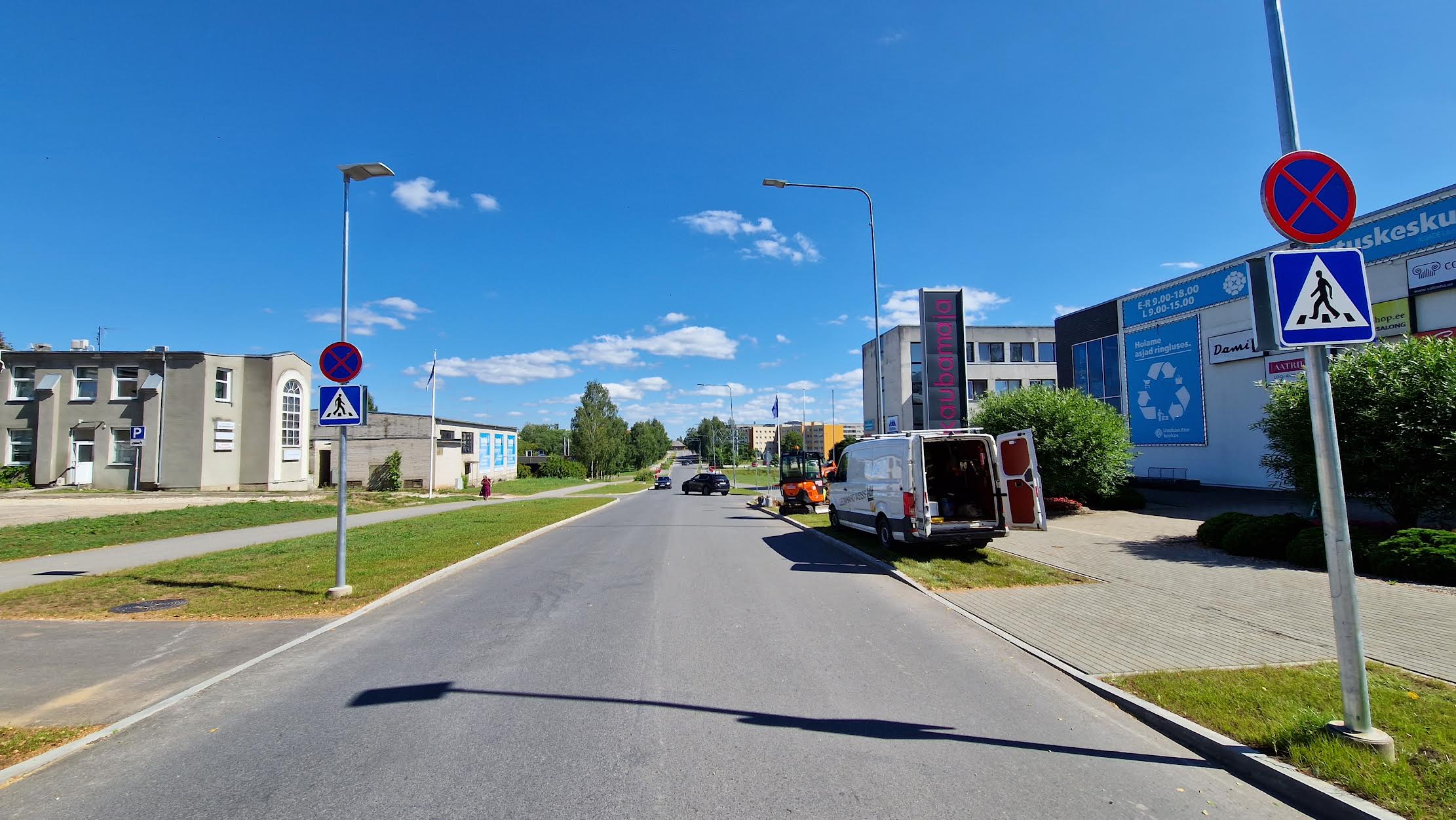 Vabaduse tänava uued sebrad on triipude ootel. Asfaldimärgistuseta on ülekäigurajad nii mõnelegi liiklejale sootuks nähtamatuks jäänud. Foto: AIGAR NAGEL