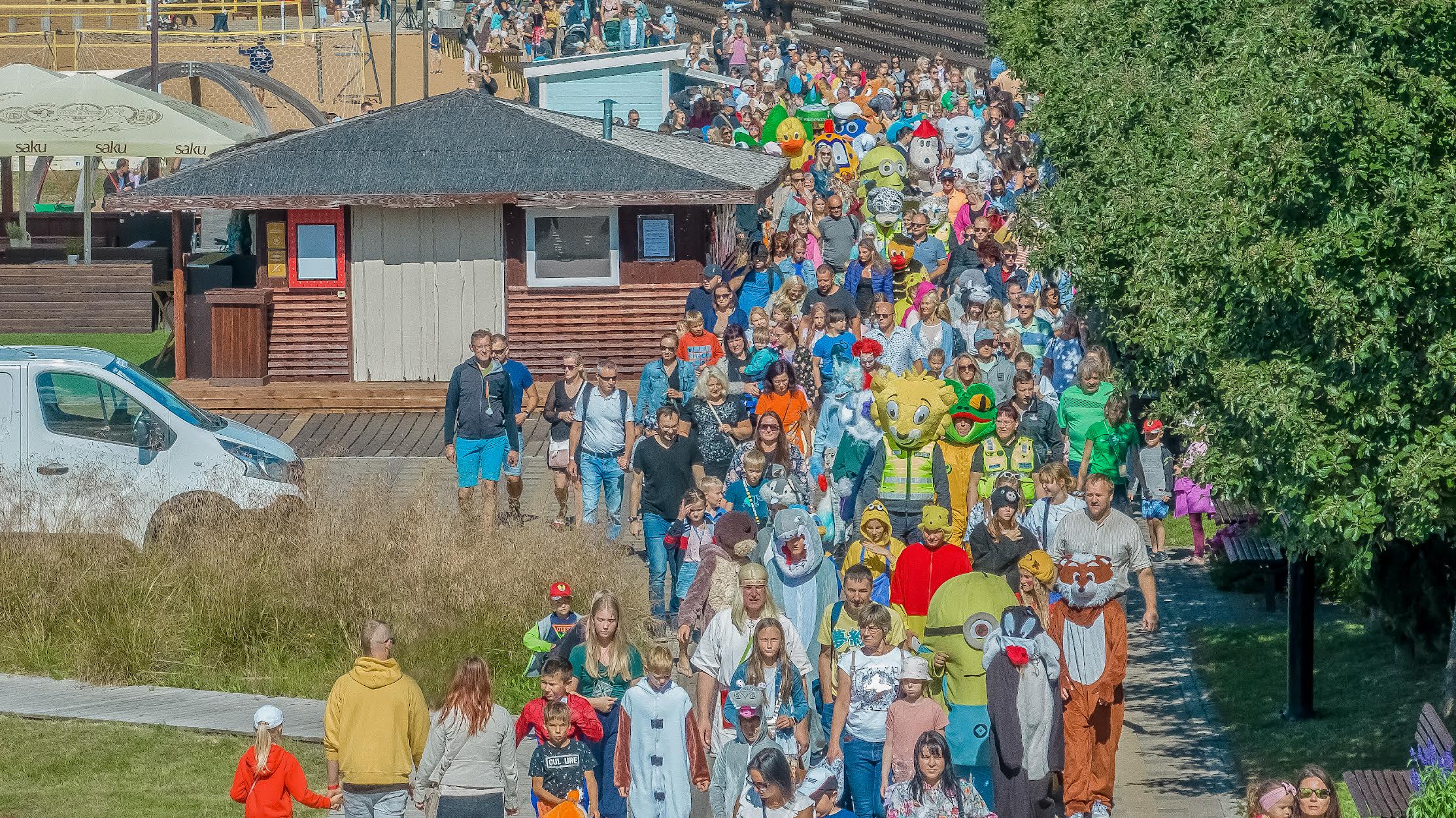 Tänavuse lastefestivali avas maskottide paraad Tamula rannas, kus osales umbes sadakond kostümeeritud tegelast. Foto: AIGAR NAGEL