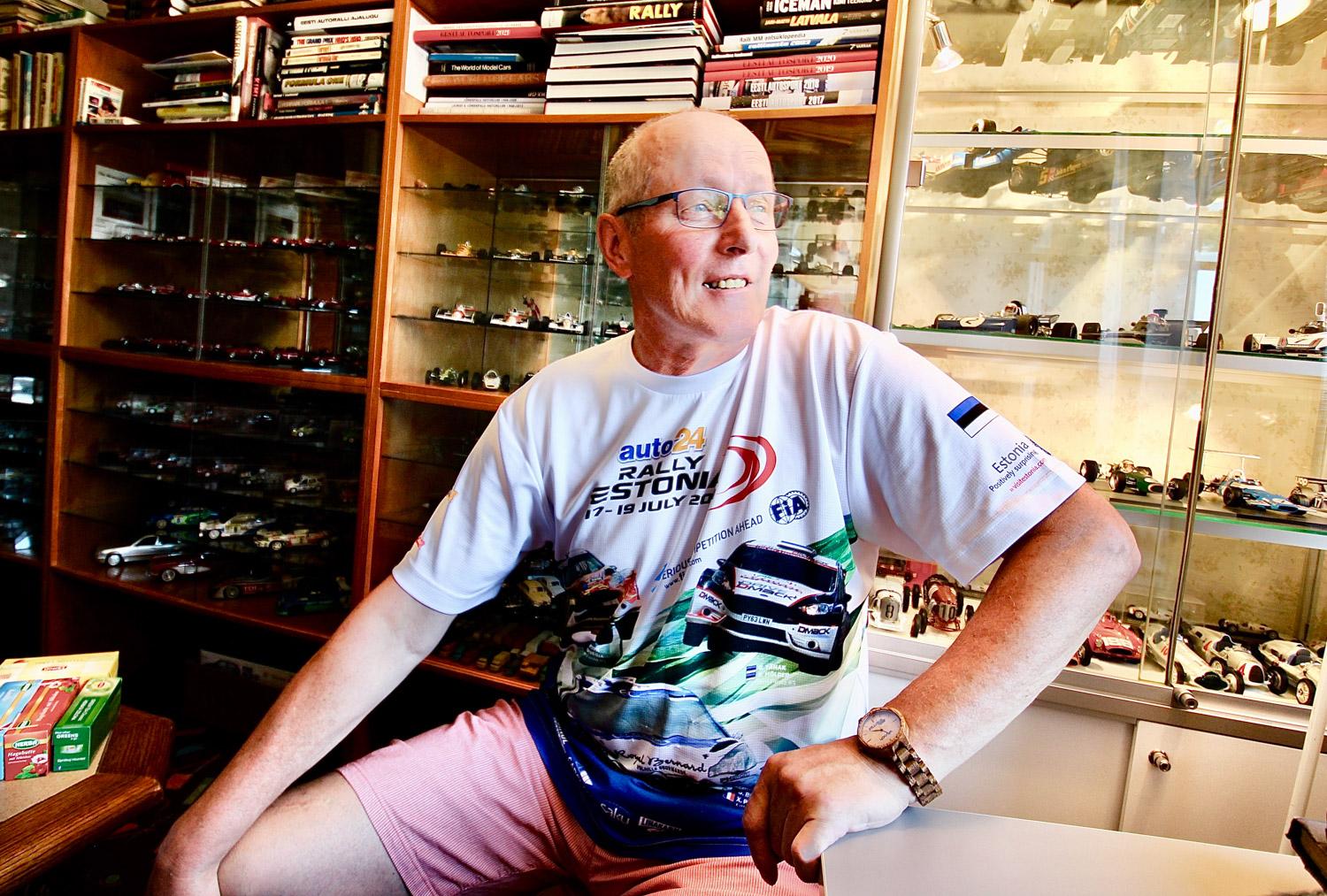 Homme 65 aastaseks saav Einar Oimet oma kodus. Tagaplaanil klaaskapid sadade mudelautodega. Fotod: KALEV ANNOM,