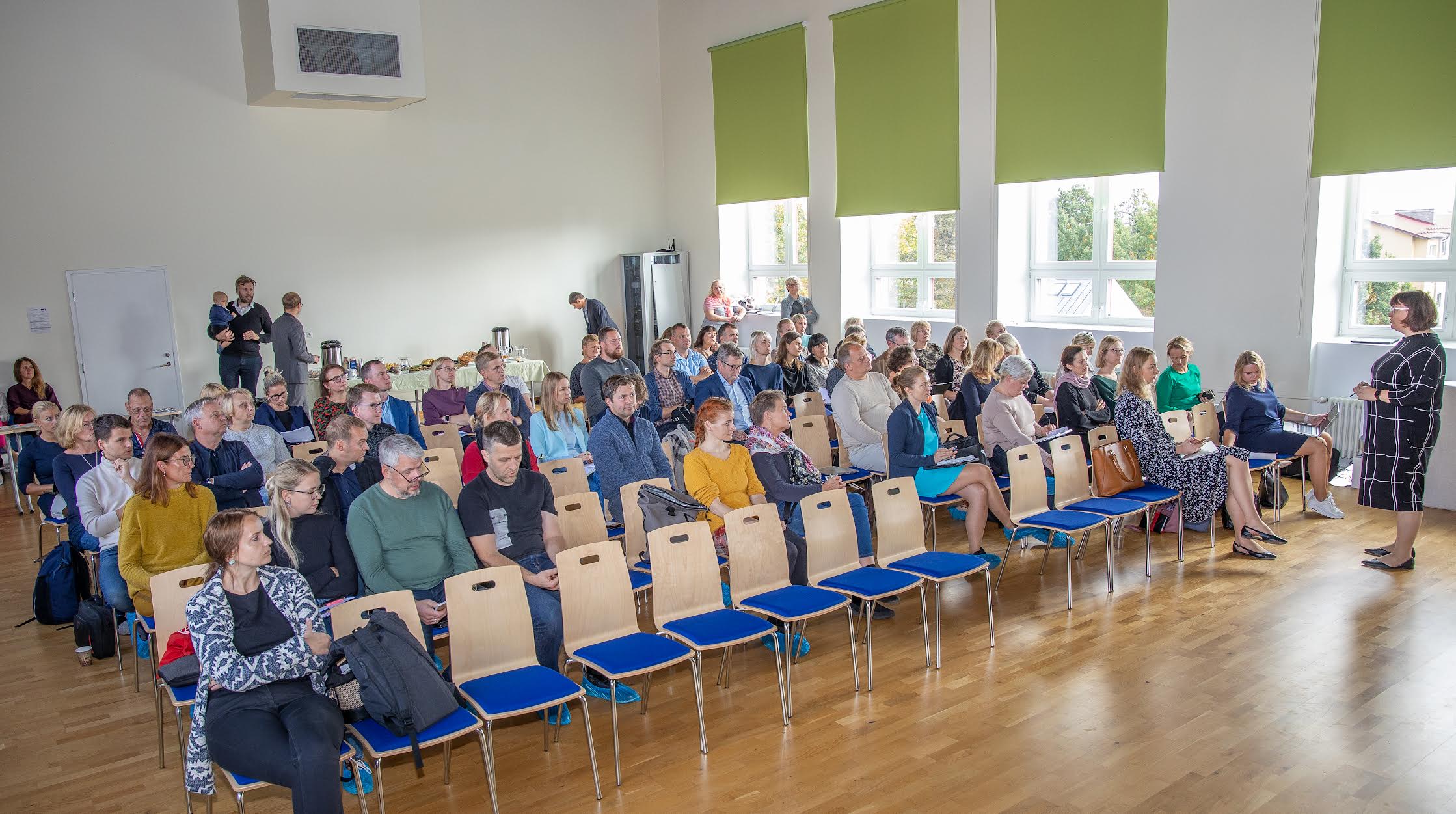 Võru Kesklinna kooli aulasse kogunes enam kui 70 kohaliku elu eestvedajat, et kuulda rahandusministeeriumi ja riigi tugiteenuste keskuse esindajate ülevaadet uue perioodi eurotoetustest.  Foto: AIGAR NAGEL