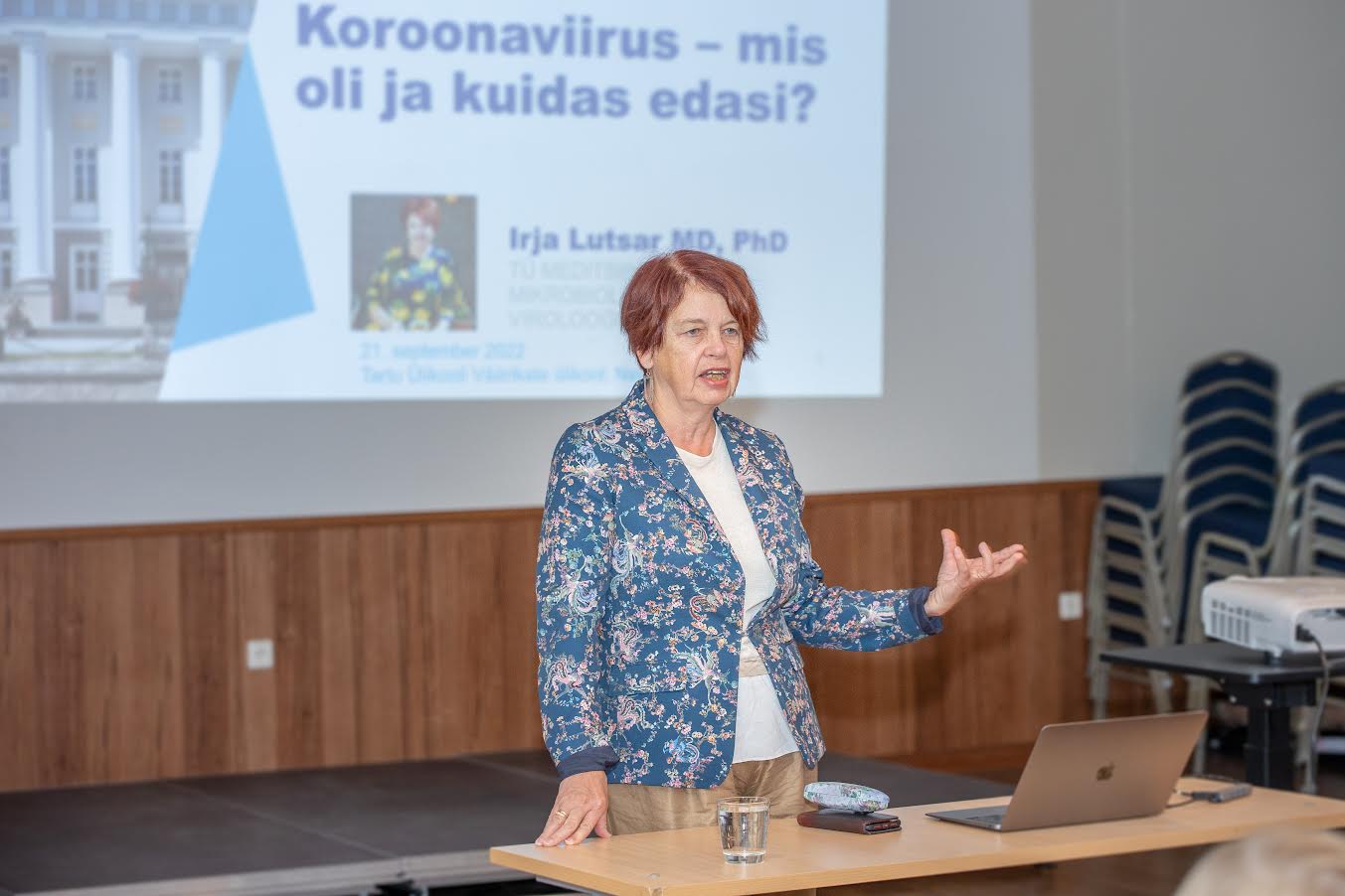 Sel kolmapäeval olid Võrumaa 50+ vanuses teamistejanulised inimesed oodatud Navi seltsimajja, et saada viiruste osas targemaks professor Irja Lutsari abil. Foto: AIGAR NAGEL