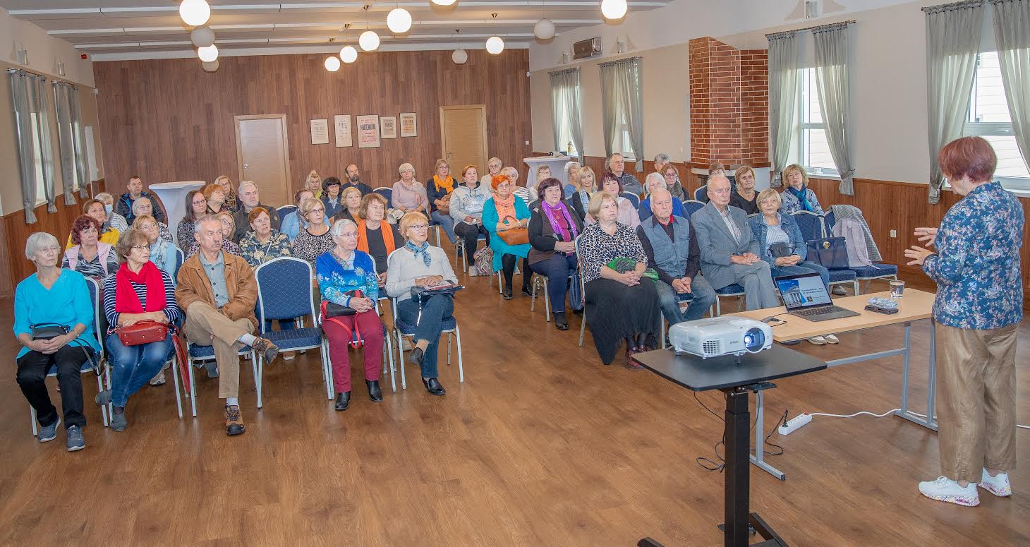 Sel kolmapäeval olid Võrumaa 50+ vanuses teamistejanulised inimesed oodatud Navi seltsimajja, et saada viiruste osas targemaks professor Irja Lutsari abil. Foto: AIGAR NAGEL