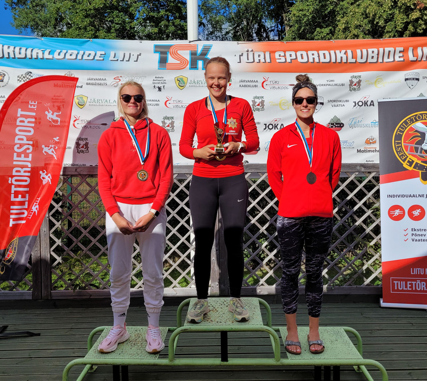 Naiste saja meetri takistusriba läbimises saavutas Võrumaa võistkond kolmikvõidu. Fotol vasakult Karolin Rebane, Triinu Tuvike, Kaisa Kahre. Foto: ERAKOGU