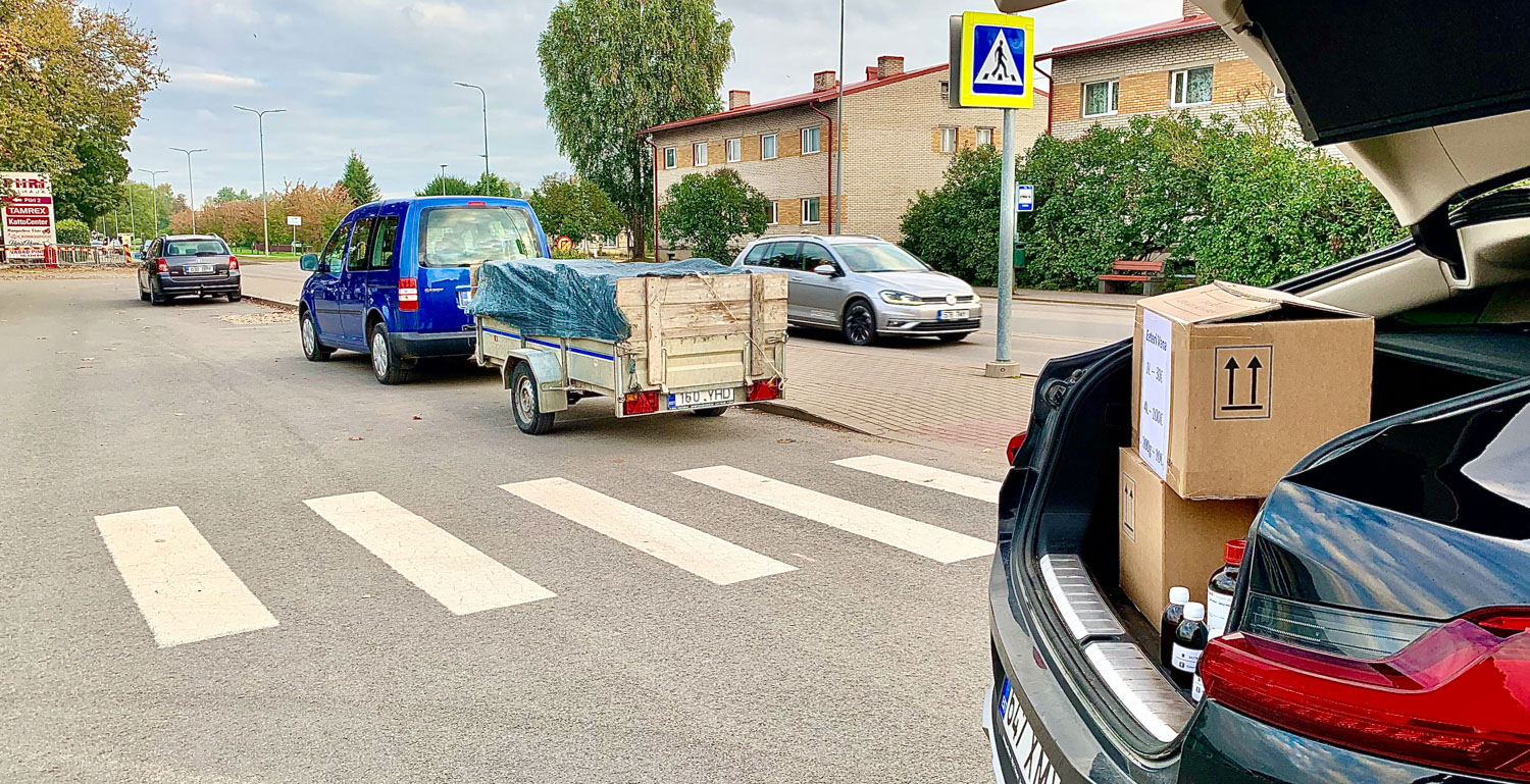 Laupäeval sai Võru turult muu sügiskauba kõrval osta ka eetrit ja küttepuid. Foto: KALEV ANNOM