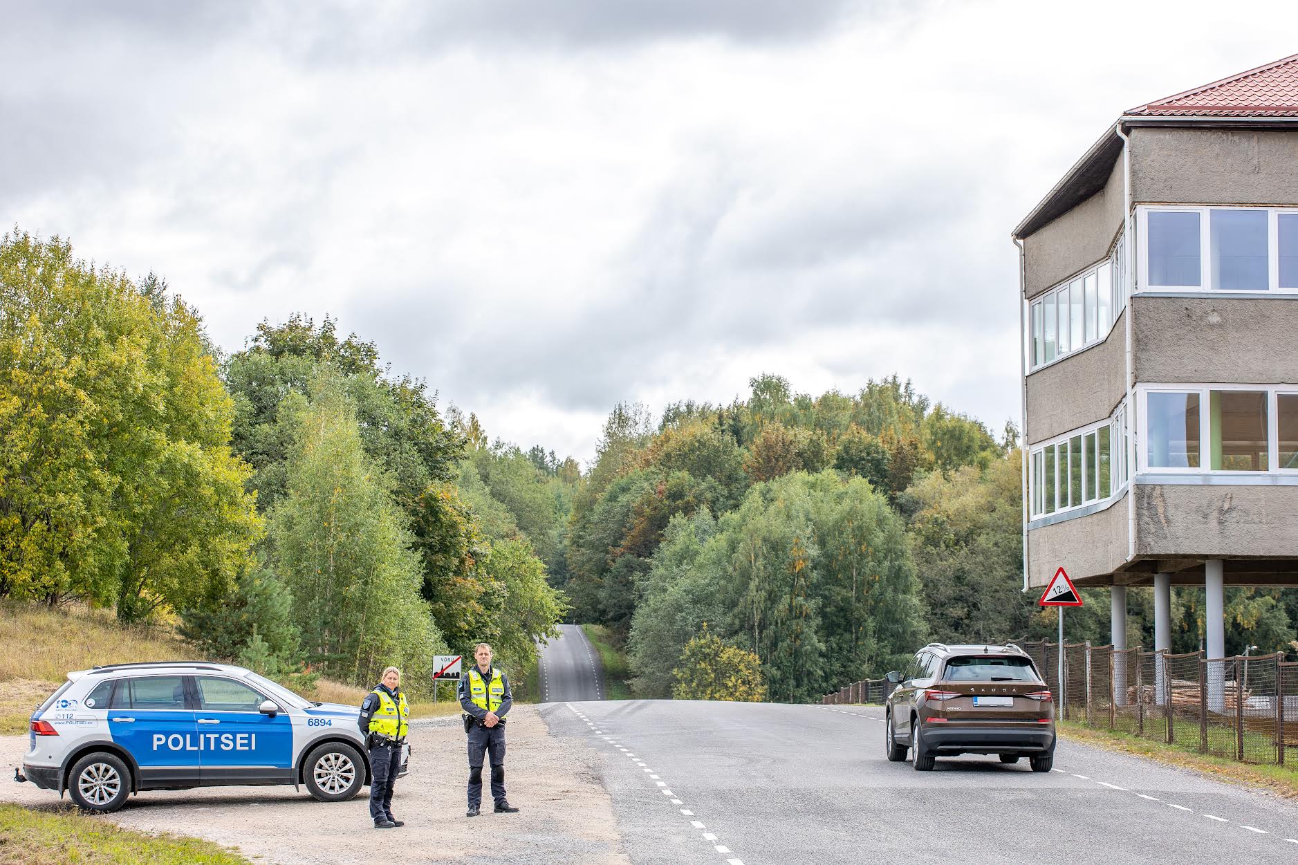 Liiklustalgutel mõõdeti kiirust näiteks ka Võrus Meegomäel, kus piirkonnapolitseinike Kerli Karavini ja Elar Sariku (fotol) sõnul on murekohaks asula algus ning sellele eelnev langus. Politseinike sõnul tulevad autojuhid mäest alla suure hooga ning vabalangus viib nad ületatud tunnikiirusega märkamatult juba asula piiridesse, kus lubatud piirkiirus on vaid 50 kilomeetrit tunnis. Antud paik on piirkonnapolitseinike väitel kiiruseületamise osas probleemiks olnud juba ammu. Seetõttu ei ole ime, et ka tähelepanelikud liiklejad on just selle koha üheks Võrumaa kiiruseületamise paigaks esitanud. Foto: AIGAR NAGEL