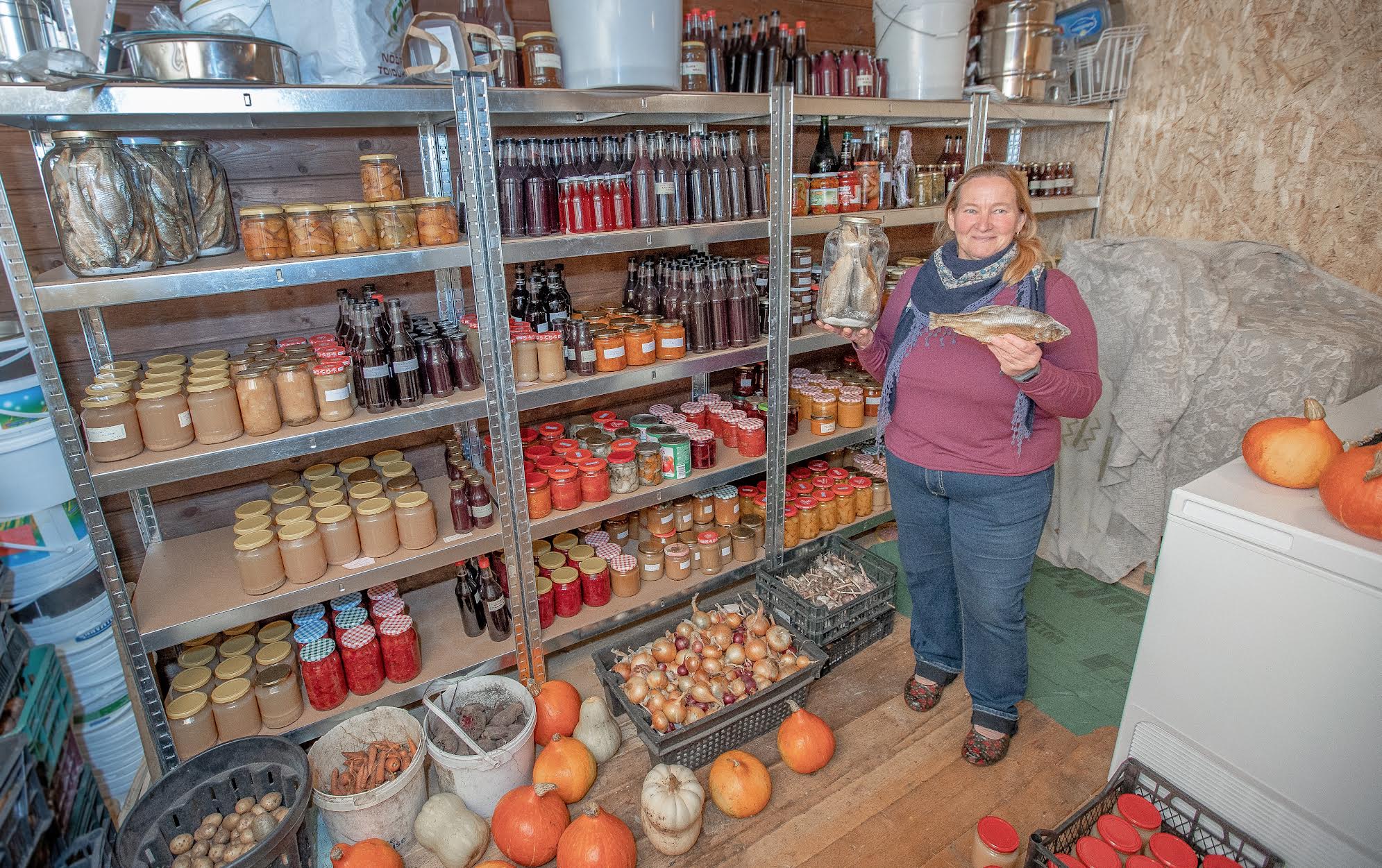 Oma laiast valikust nimetab koduköögi pidaja Marianne Mursal erinevaid salateid, letšosid, mahlasid, mehusid ja seenehoidiseid. Foto: AIGAR NAGEL