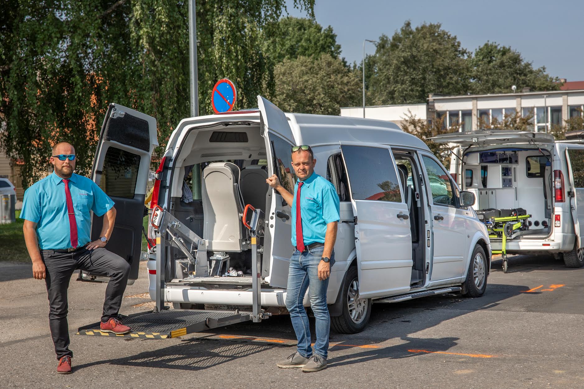 Vasakult Merlis Hirs (OÜ Merling Reisid juhatuse liige) ja Aigar Vill (OÜ Merling Reisid sotsiaaltranspordi valdkonna juht). FOTO: Aigar Nagel