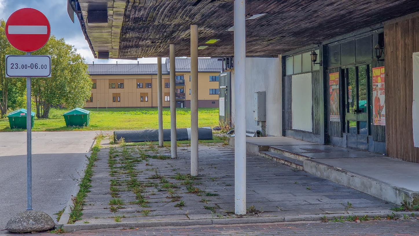 Võru Rannaklubi välifassaad on ajahambast kõvasti puretud ning sisemusest tuvastasid päästeameti inspektorid hulgaliselt puudujääke. Foto: AIGAR NAGEL