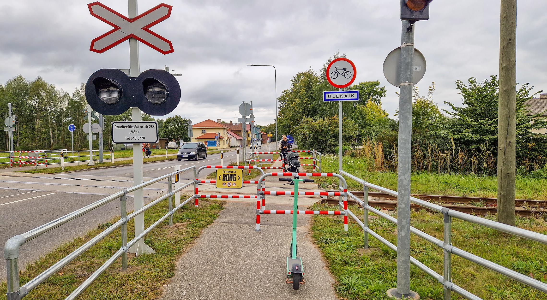 Võru linna elanikke hämmastavad mõni aeg tagasi linna ainsale raudteeülesõidule kerkinud ohutuspiirded. Foto: AIGAR NAGEL