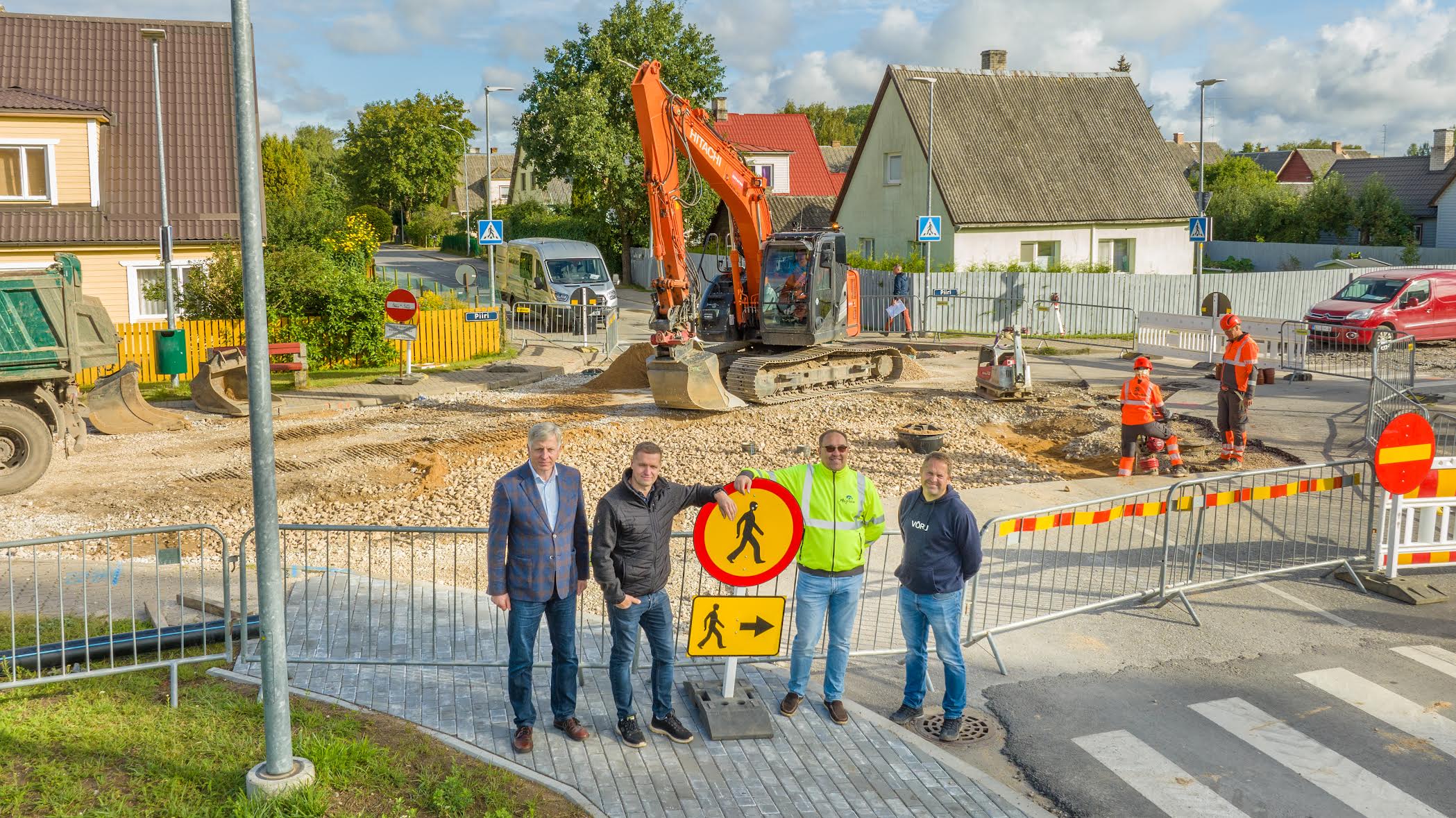 Tööde käik eile hommikul Olevi ja Piiri tänava ristmikul. Pildil (vasakult) Võru abilinnapea Raul Tohv, Aigreni tegevjuht Enar Viljamaa, Aigreni ehitusjuht Kalle Kiholane ja linnamajanduse osakonna asejuhataja Risto Aim. Foto: AIGAR NAGEL