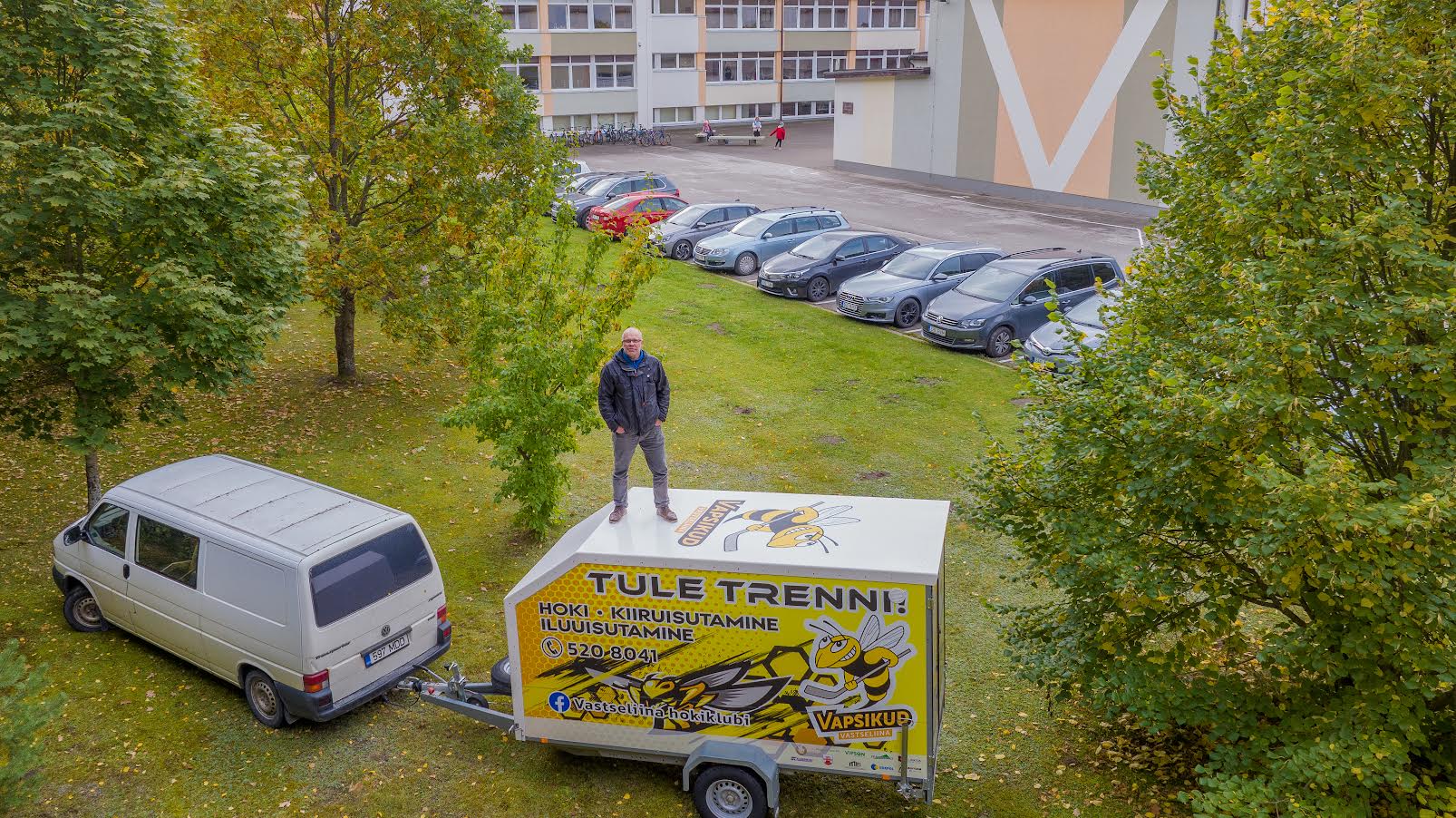 Augustikuus sai MTÜ Vastseliina hokiklubi eestvedaja Taavi Tuvike rõõmustada värskelt üle kleebitud haagise üle, millega algavale hooajale vastu minna. Foto: AIGAR NAGEL