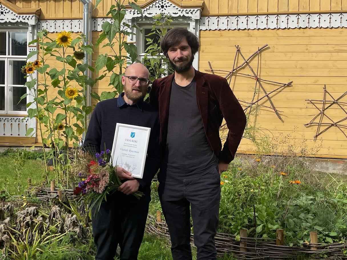 Vootele Ruusmaa jäi pildile koos „Purgatooriumi” välja andnud Kaarnakivi Seltsi kirjastuse eestvedaja Henri Otsinguga. Foto: ERAKOGU