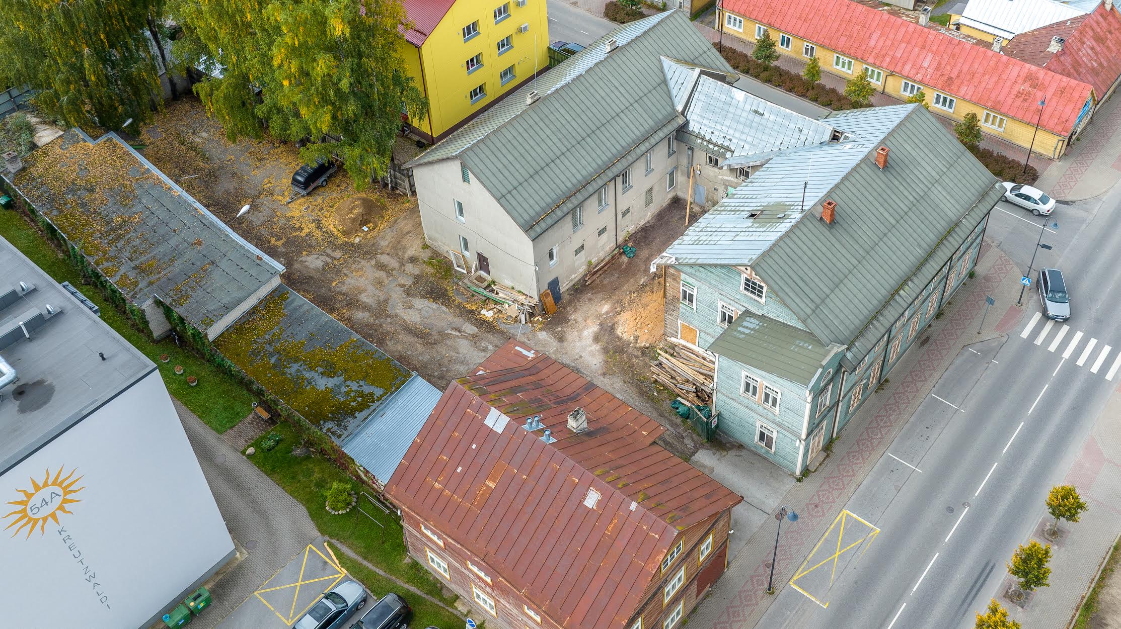 Võru Kreutzwaldi 52 asuva vana politsemaja hoones on tehtud lammutustööd, septembri lõpuks on loota ehitusloa saamist. Foto: AIGAR NAGEL
