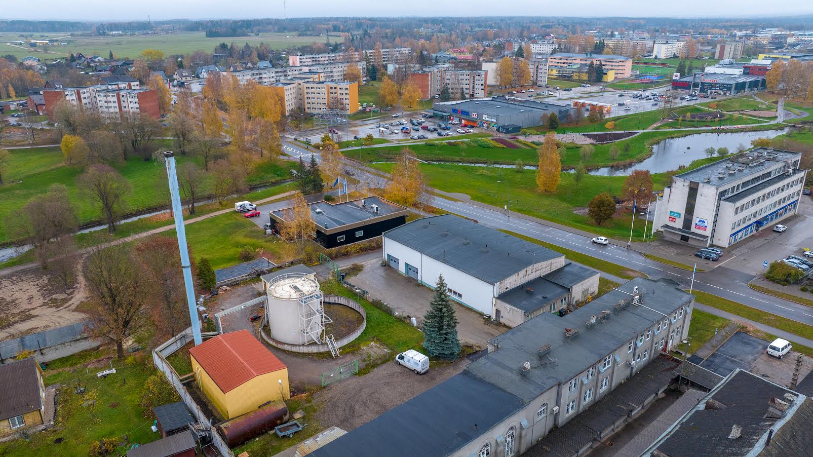 Võru linna kaugkütte ajalugu algas 1972. aastal, kui Vabaduse (Pioneeride) tänavale ehitati linna esimene tsentraalkatlamaja, mis tegutses peaaegu 30 aastat. Tsentraalkatlamaja oli hädavajalik jõudsalt arendatava kortermajade ehitamisega Vilja tänava (Kapsamäe) piirkonda. Foto: Aigar Nagel