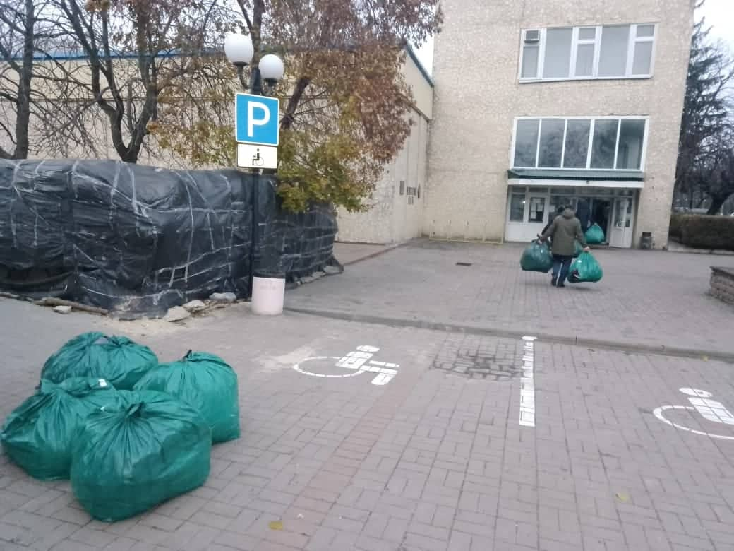 Võrulaste talveabi rohelistes kilekottides toimetati kõigepealt ulualla ja siis läheb inimestele jagamisele.