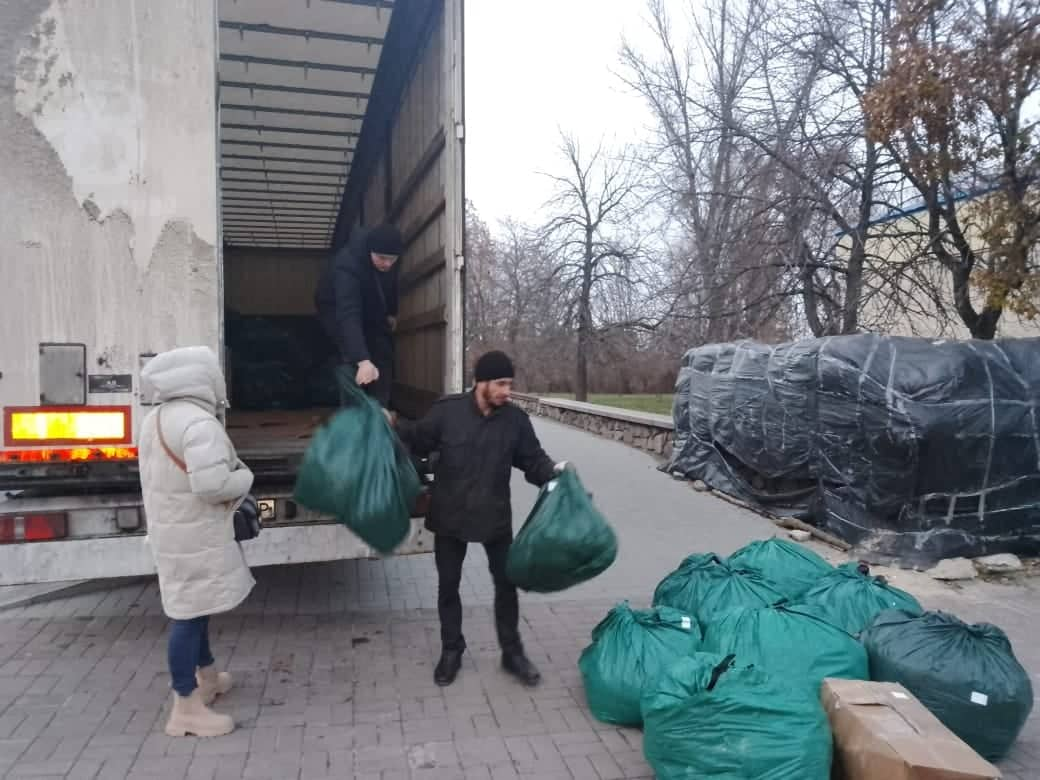 Võrulaste talveabi rohelistes kilekottides toimetati kõigepealt ulualla ja siis läheb inimestele jagamisele.