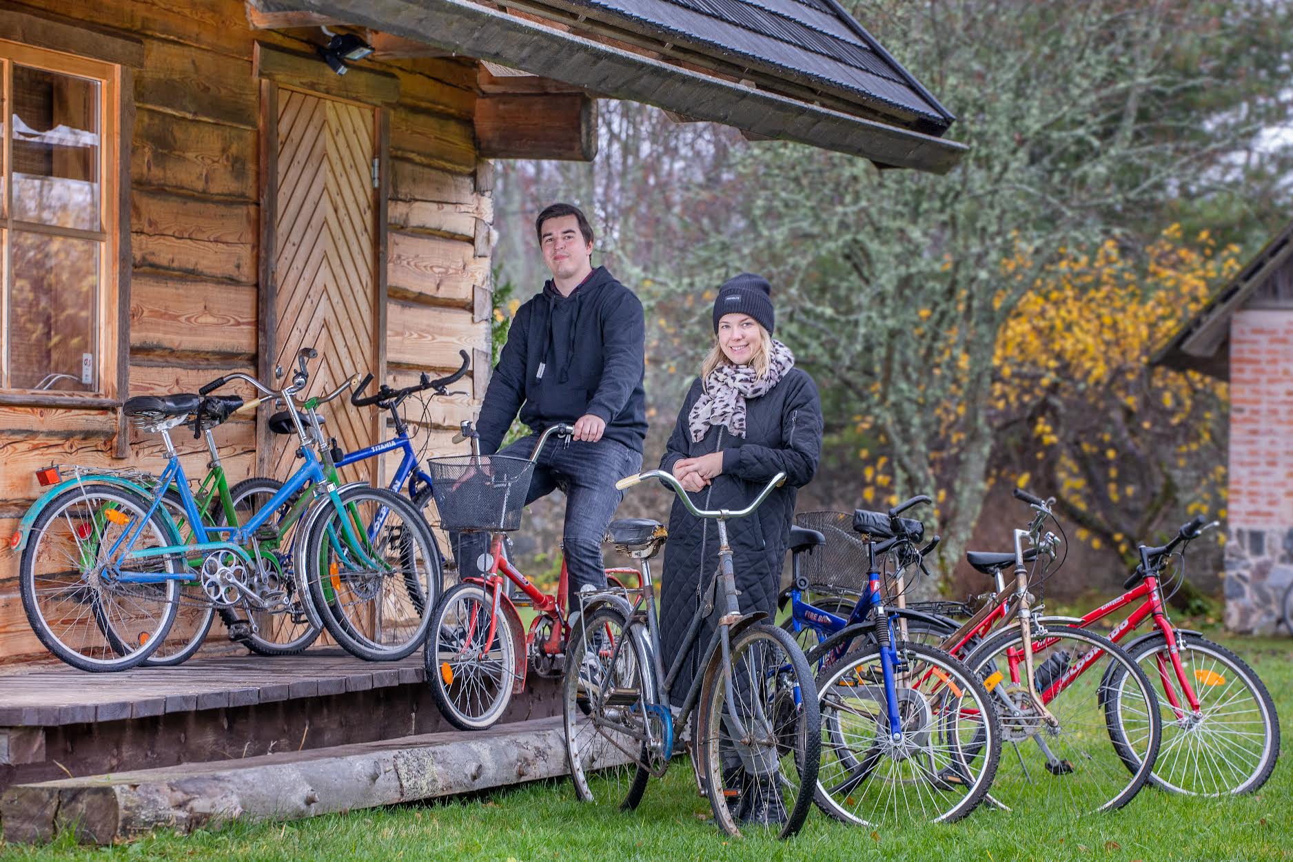 Keskkonnainvesteeringute keskuse toel saavad vanad jalgrattad uue hingamise. Fotol Võrumaa kutsehariduskeskuse projektijuht Artur Eliste ja turundusspetsialist Elis Luik. Foto: AIGAR NAGEL