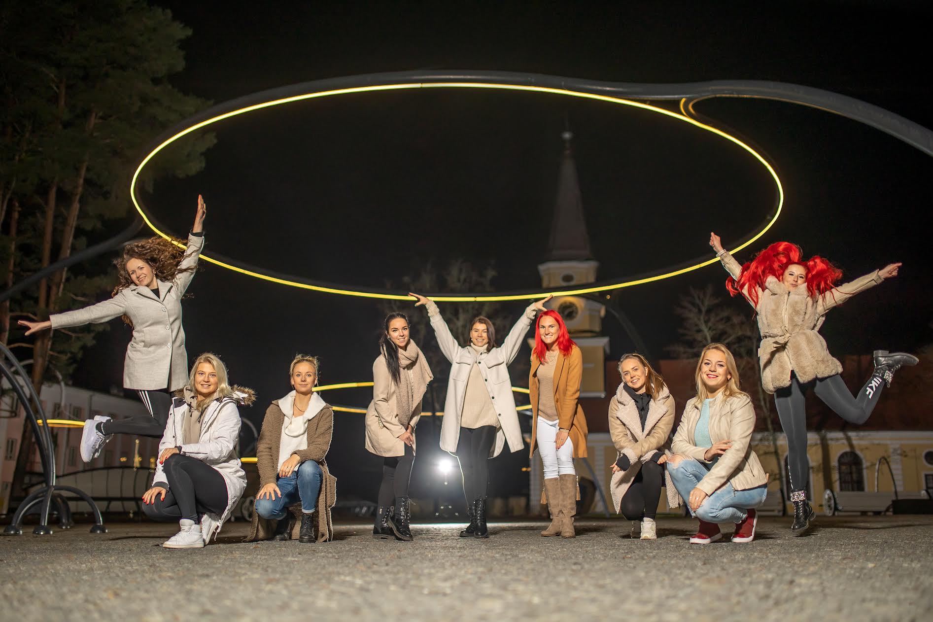 Ühispildi tegemiseks kogunesid  Võru keskväljakule Ave Nurmeots (vasakult),  Kärt Ilm, Kristine Haukamägi, Sandra Ilves, Janeli Sikaste, Evelin Veinberg, Anne Allas,  Age Toomjōe, Dreisy Paat. Fotod: AIGAR NAGEL