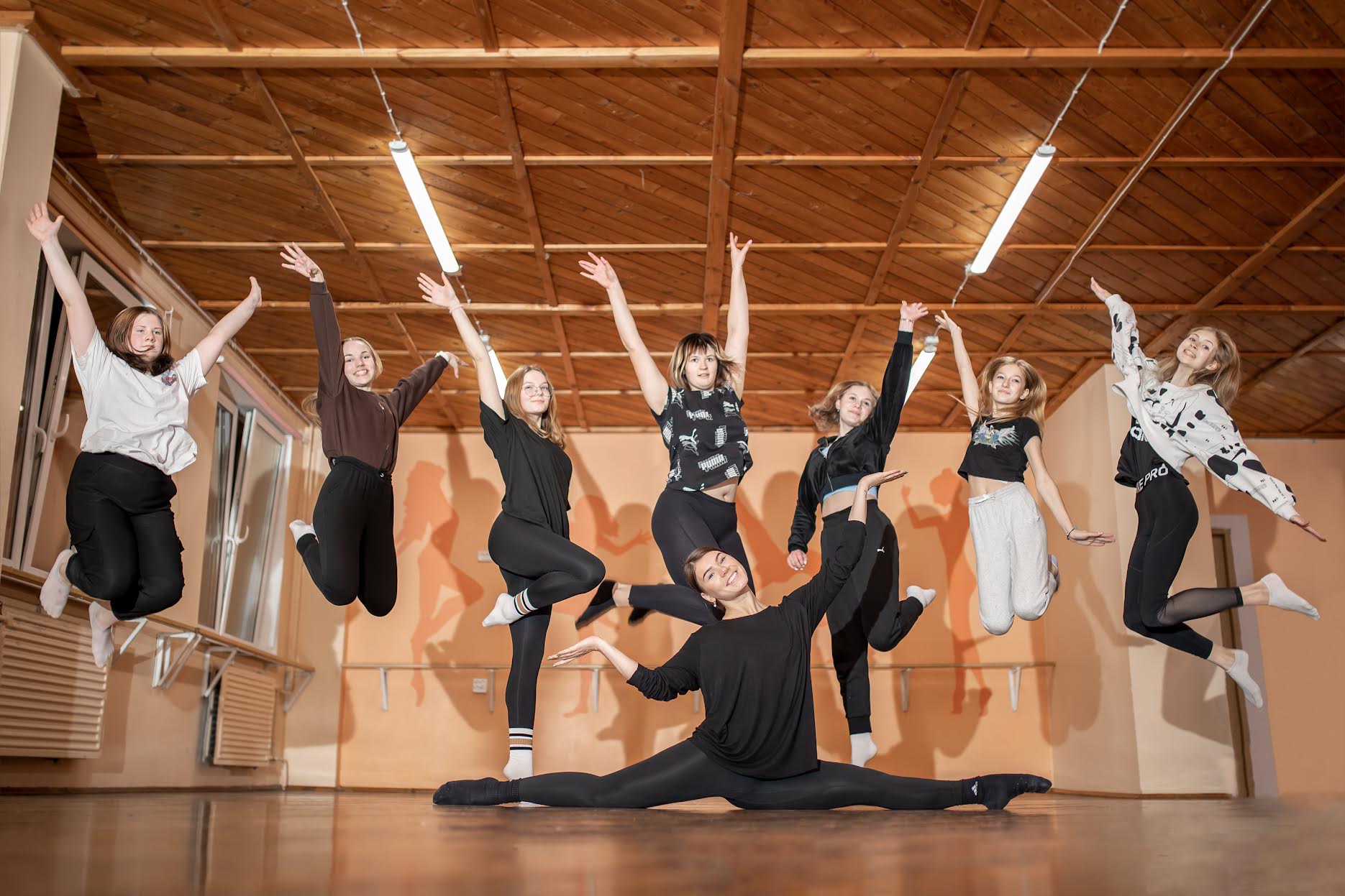 Vasakult: Gerda Poderat, Nora-Loreen Ossip,  Claudia Mokrik, Kärolin Koort, Jennifer Kahre,  Regina Aare, Jane Mustrik. All Janeli Sikaste. FOTOD: Aigar Nagel