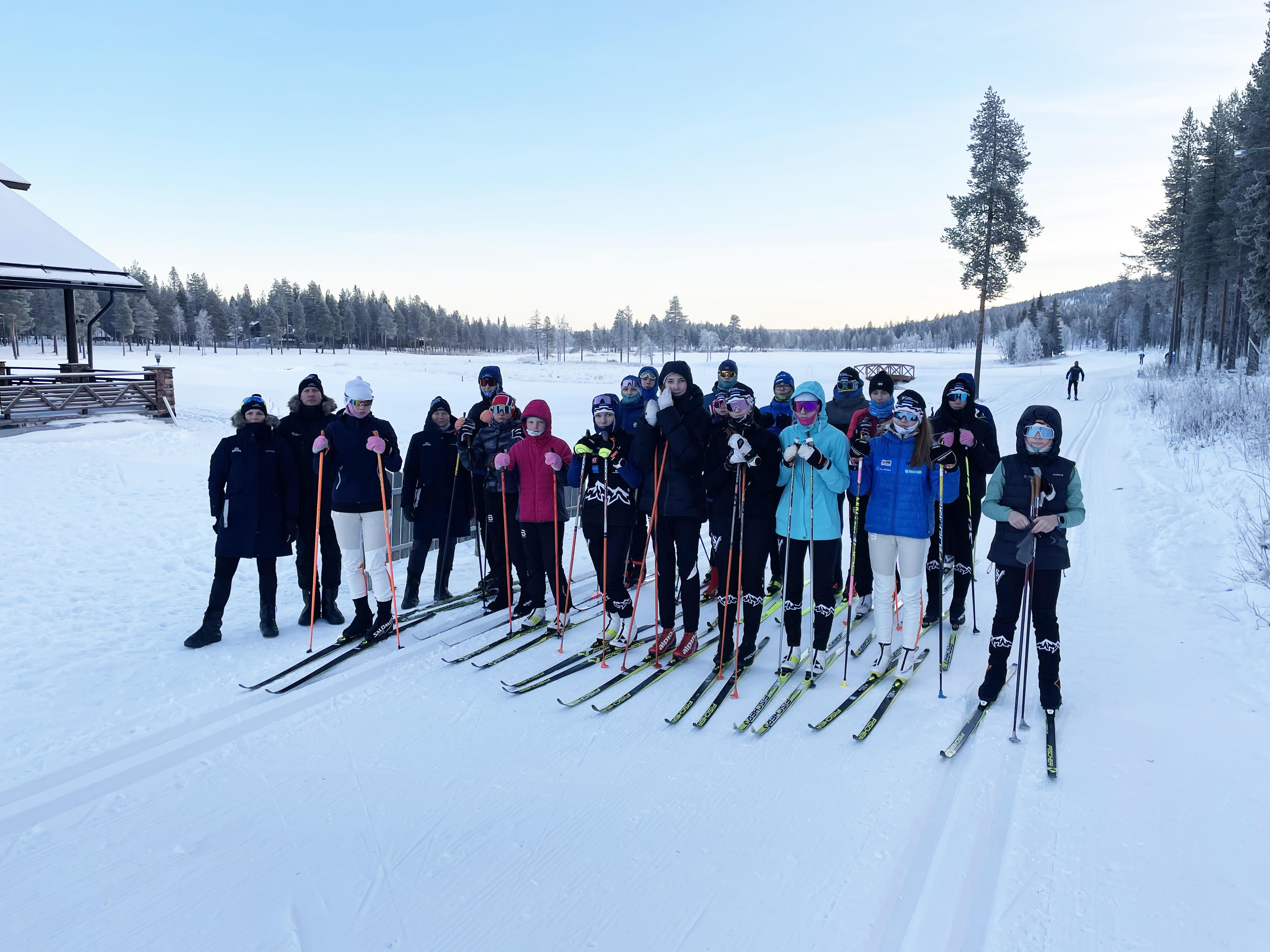 Võru spordikooli murdmaa- ja biathloninoored on Lapimaal Levil treenimas. Pildistamise hetkeks olid mõned sportlased juba rajale läinud. Väljas  paukus 23kraadine pakane. Foto: ERAKOGU