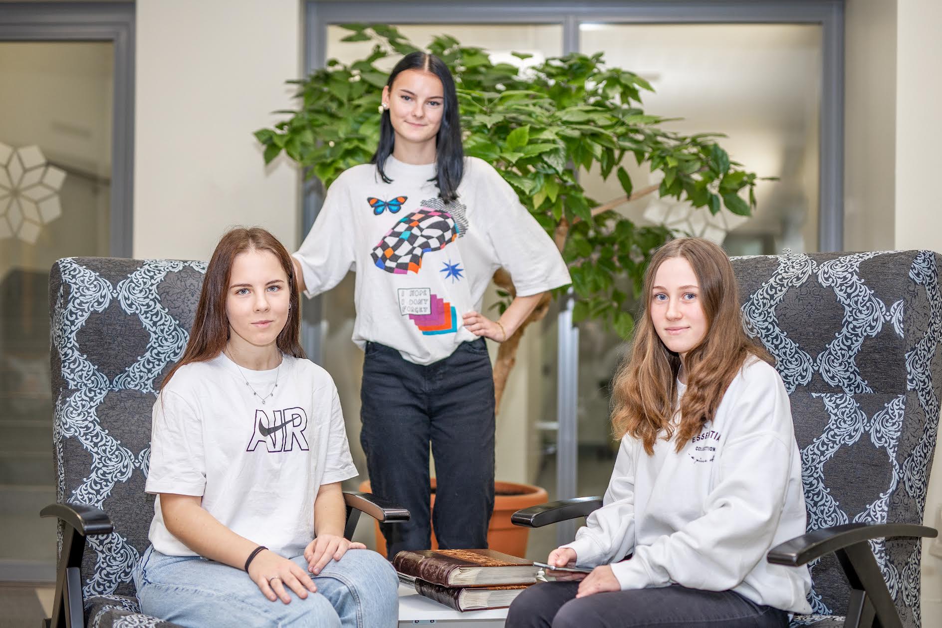 Võru gümnaasiumi õpilasfirma Uni asub peagi välja andma sooja- ja külmaloomi. Fotol turundusjuht Doren Taits (vasakult), tegevjuht Elina Kahar ja finantsjuht Evelina Nagibina. Foto: AIGAR NA