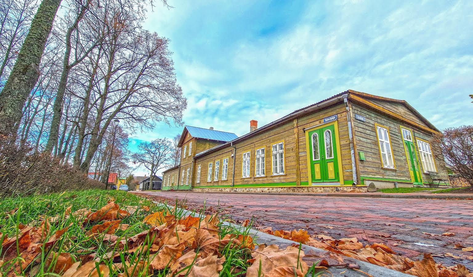 Kalevipoja 3 püüab pilku originaalsete uste ja akendega. Maja elanikud ei nõustunud kahjuks pildile tulema. Foto: AIGAR NAGEL