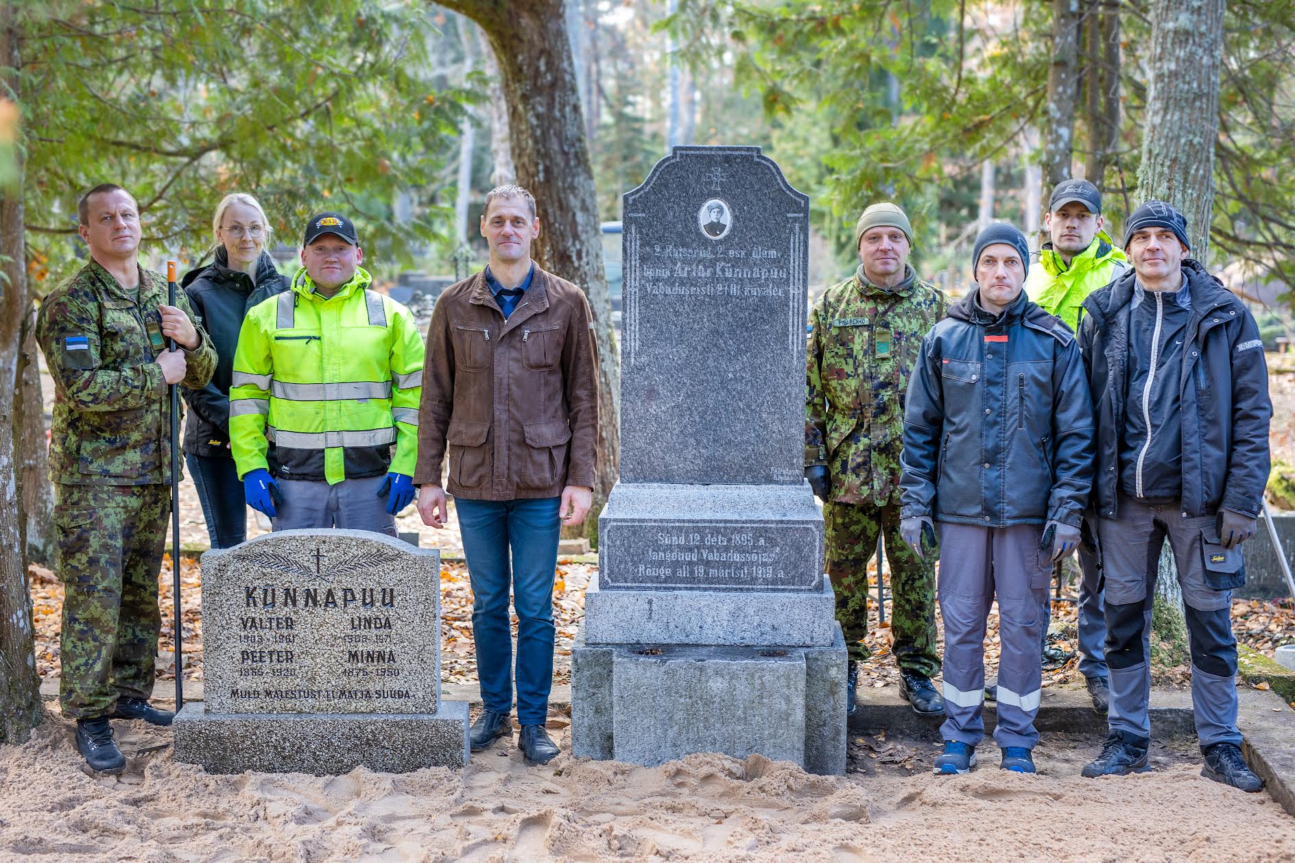 Neljast osast koosnev mälestussammas paigaldati pärast uuenduskuuri taas omale kohale ning samal ajal tehti hauaplatsil vajalikke pinnasetöid. Oktoobrikuu viimasel nädalal  olid korrastustöödele oma panust  andmas Mait Parv (vasakult), Inge  Kaasik, Allan Bubnovski, Elar Sarik,  Igor Pisarenko, Kristo Hütt, Karl-Tõnis  Truup ja Rein Voogla. FOTO: Aigar Nagel