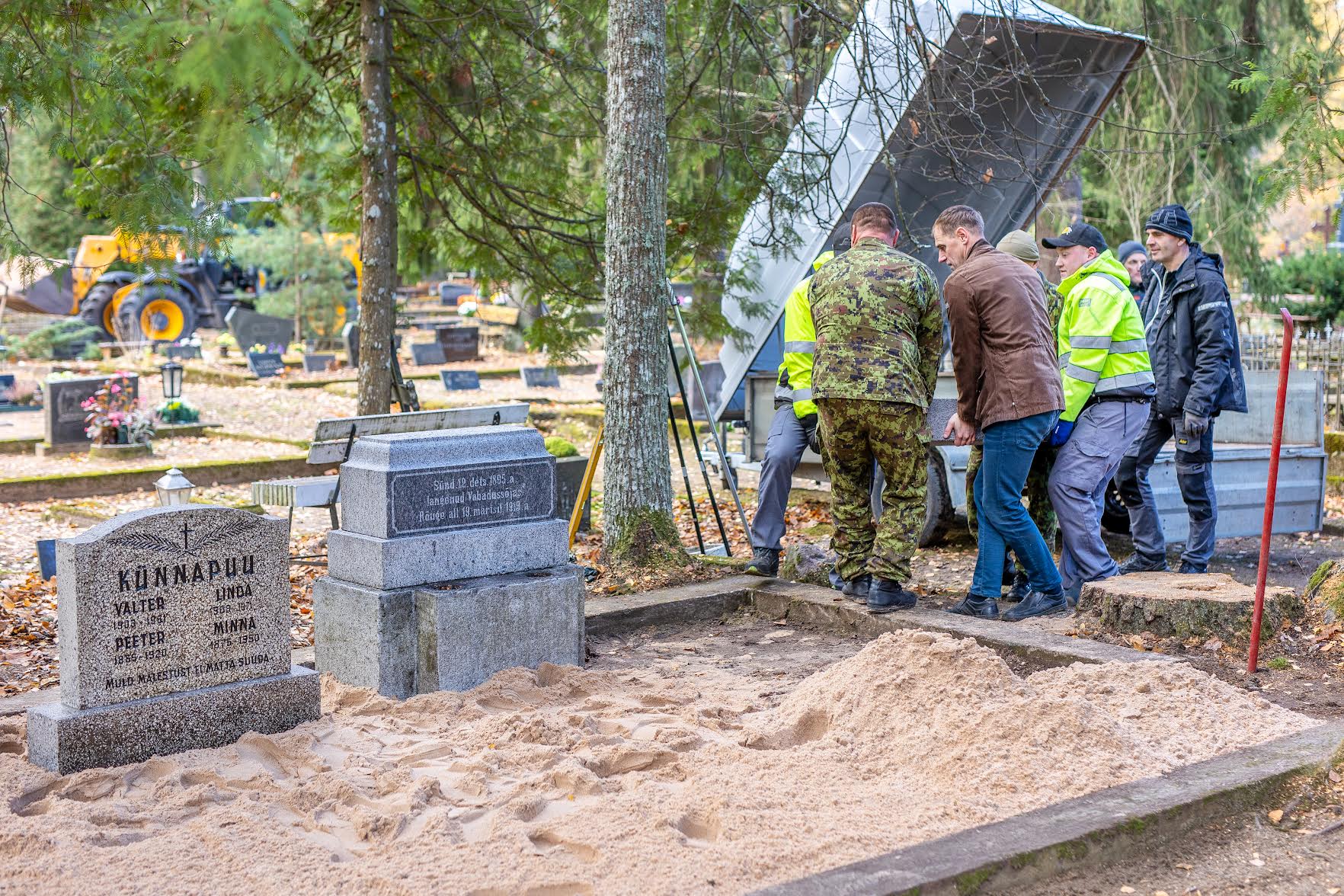 Artur Künnapuu hauaplatsi korrastustööd erinesid eelnevast esiti neljast osast koosneva mälestuskivi kordategemise poolest. Kivi teisaldati, restaureeriti ning asetati seejärel omale kohale tagasi. Asjaosaliste sõnul osutus mälestuskivi oodatust raskemaks. Fotod: AIGAR NAGEL FOTOD Võru kalmistul korrastati taas üks unustuse hõlma vajunud Vabadusristi kavaleri hauakääbas