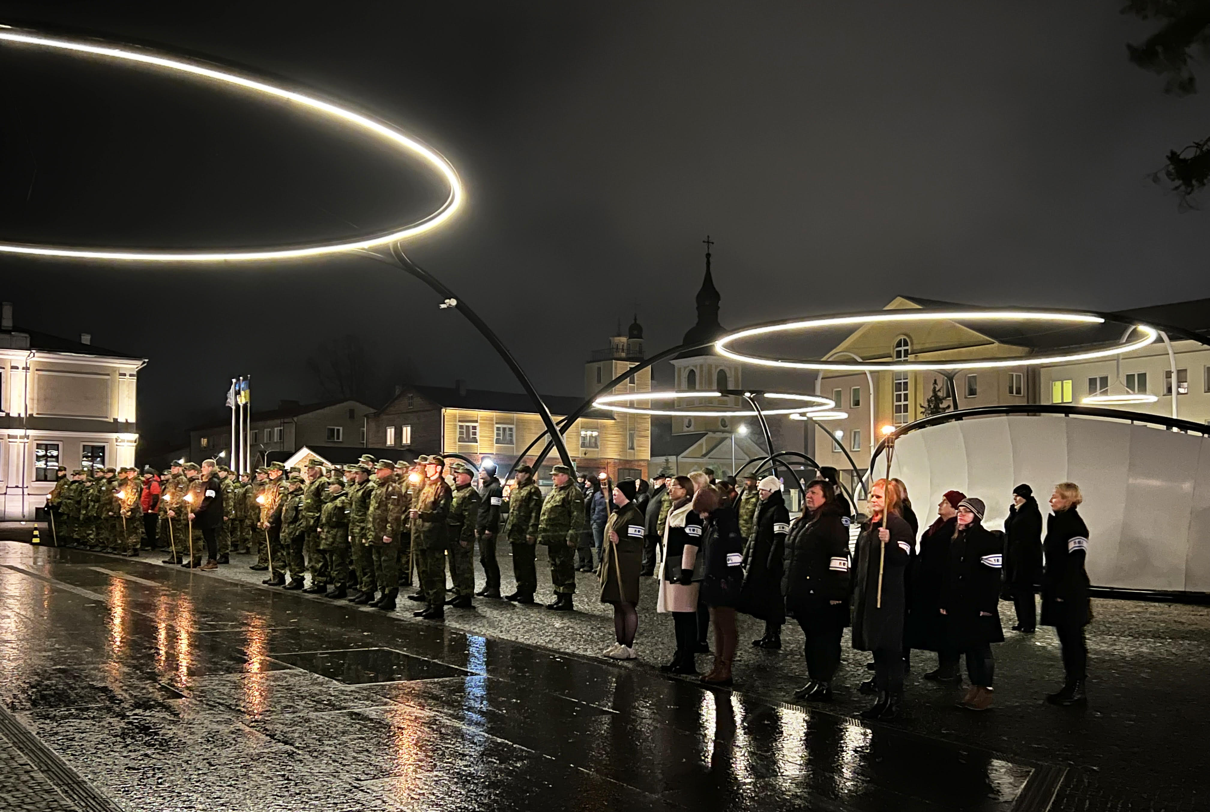 Vihmasel ja tuulisel reede õhtul andis Võru linna keskväljakul pidulikult tõotuse 72 liiget.  Foto: VÕRUMAA TEATAJA