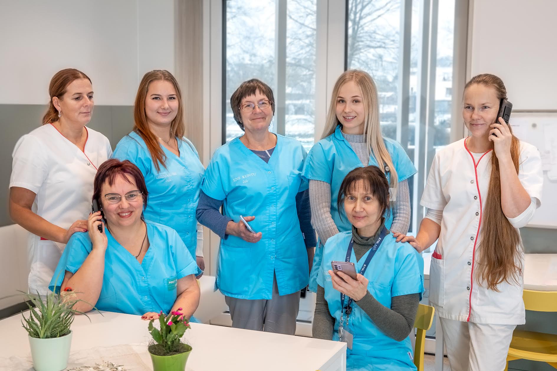 Võru tervisekeskuse meditsiinitöötajate tööpäevad kuluvad suures osas just patsientidele info jagamise peale. Fotol: Krista  Tammisto (vasakult), Kristiina Kaili Timmi, Ene Kuntu, Merlin Aasa ja Liisa Neeve. Istuvad Piret Haljend (vasakul) ja Anneli Pallo.  Foto: AIGAR NAGEL