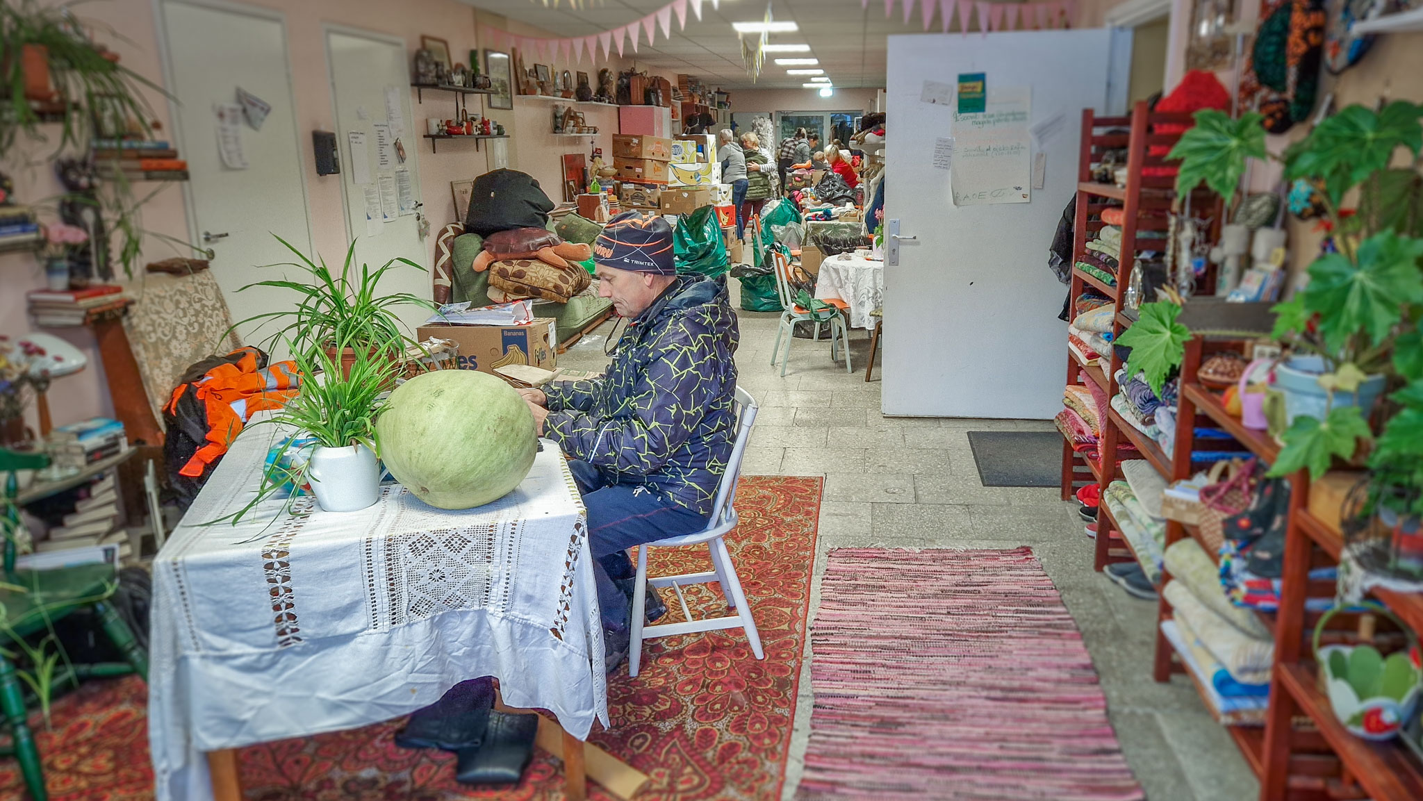 Võru abilinnapea Sixten Sild vormistamas tollidokumente – seegi töö oli vaja ära teha, et abi viperusteta kohale jõuaks. FOTO: Aiigar Nagel