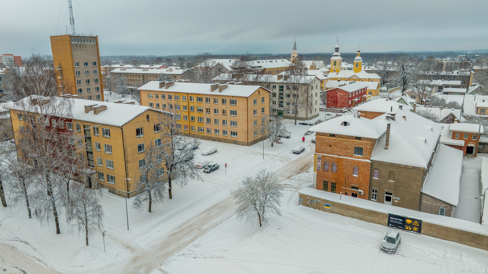 Hoonete katuseid tuleb regulaarselt lumest ja jääst puhastada! FOTO: Aigar Nagel