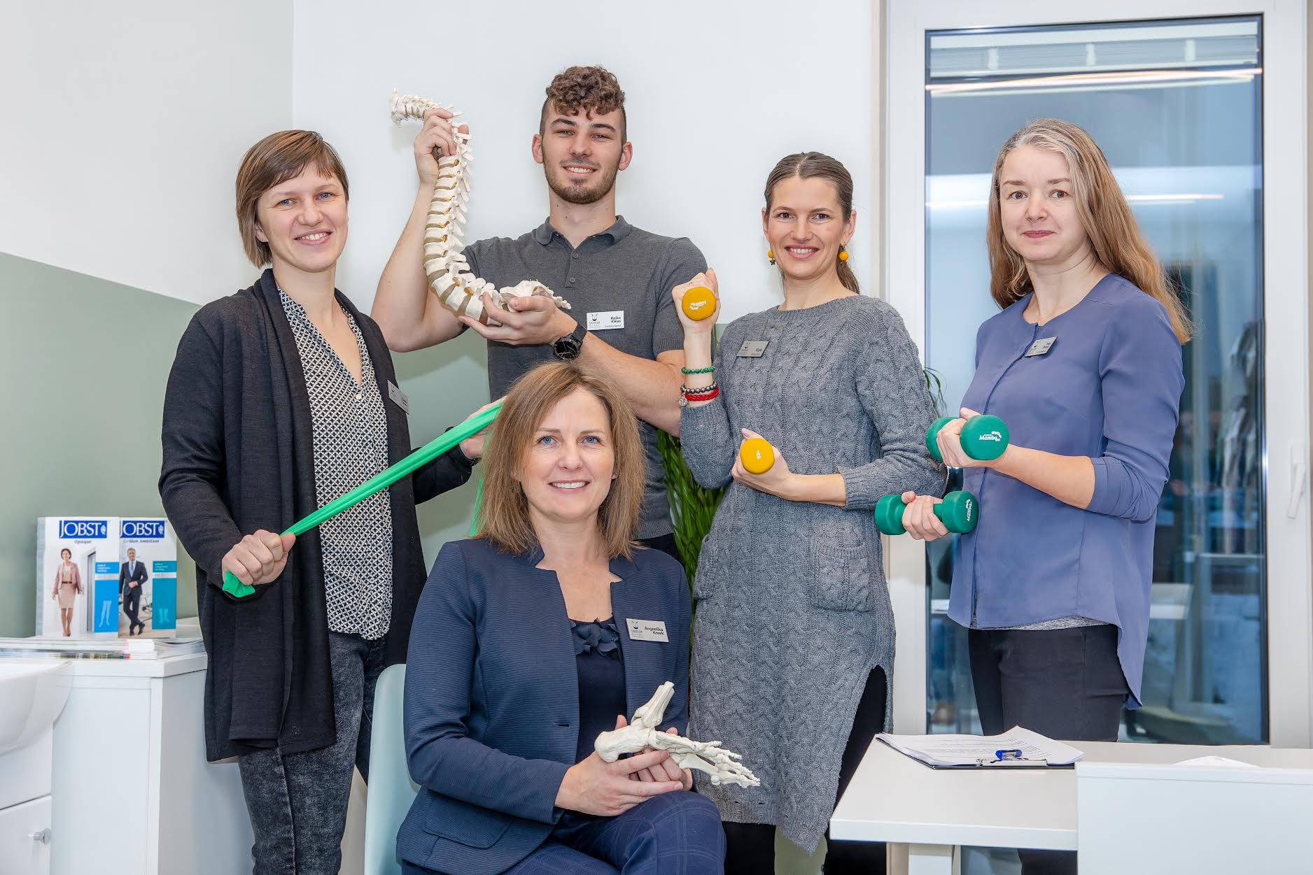 Angeelika Kreek (esiplaanil) koos oma meeskonnaga. Vasakult Karin Terav, Reiko Kikas, Egle Davõdov ja Triin Pruul. Foto: AIGAR NAGEL Angeelika Kreek (esiplaanil) koos oma meeskonnaga. Vasakult Karin Terav, Reiko Kikas, Egle Davõdov ja Triin Pruul. Foto: AIGAR NAGEL