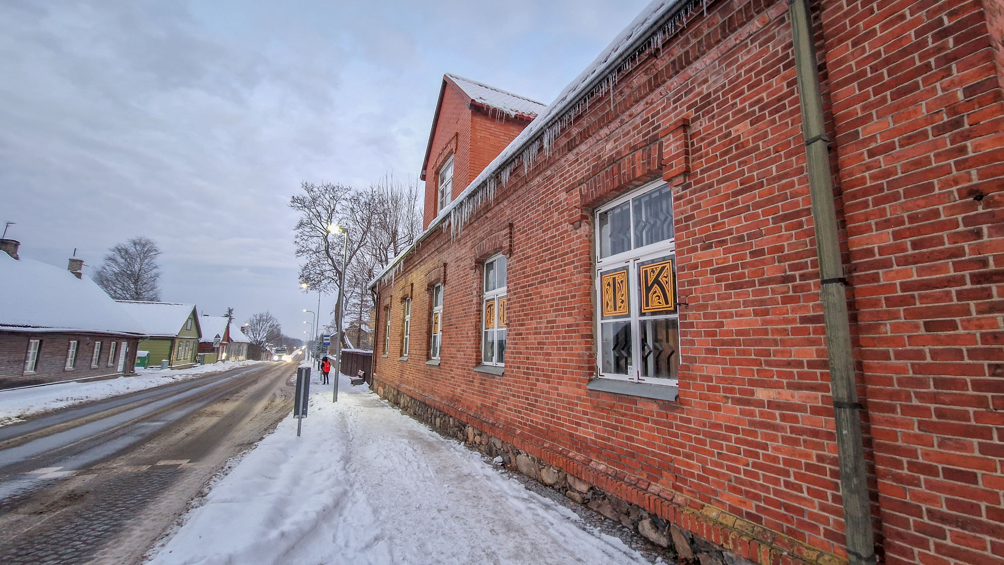 FOTOD Katustelt ja räästastelt tuleb jää ja lumi õigel ajal koristada