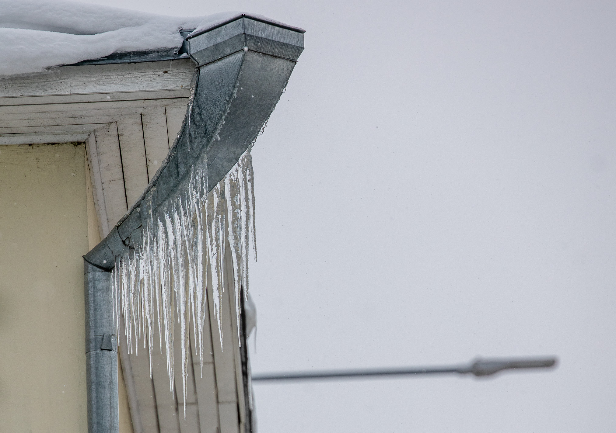 FOTOD Katustelt ja räästastelt tuleb jää ja lumi õigel ajal koristada