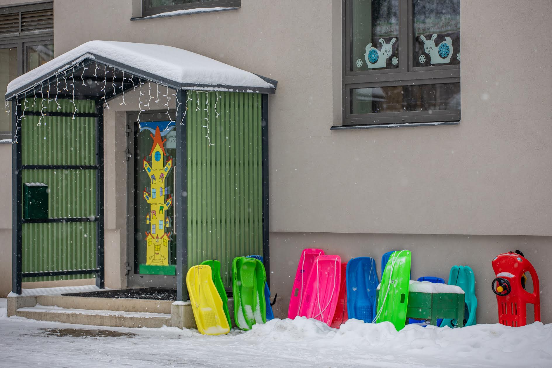 Kelgud on lumisel perioodil lasteaias õues lustimiseks ühed põhilised vahendid. Fotol  Päkapiku lasteaia vahva kelgurivi. Foto: AIGAR NAGEL